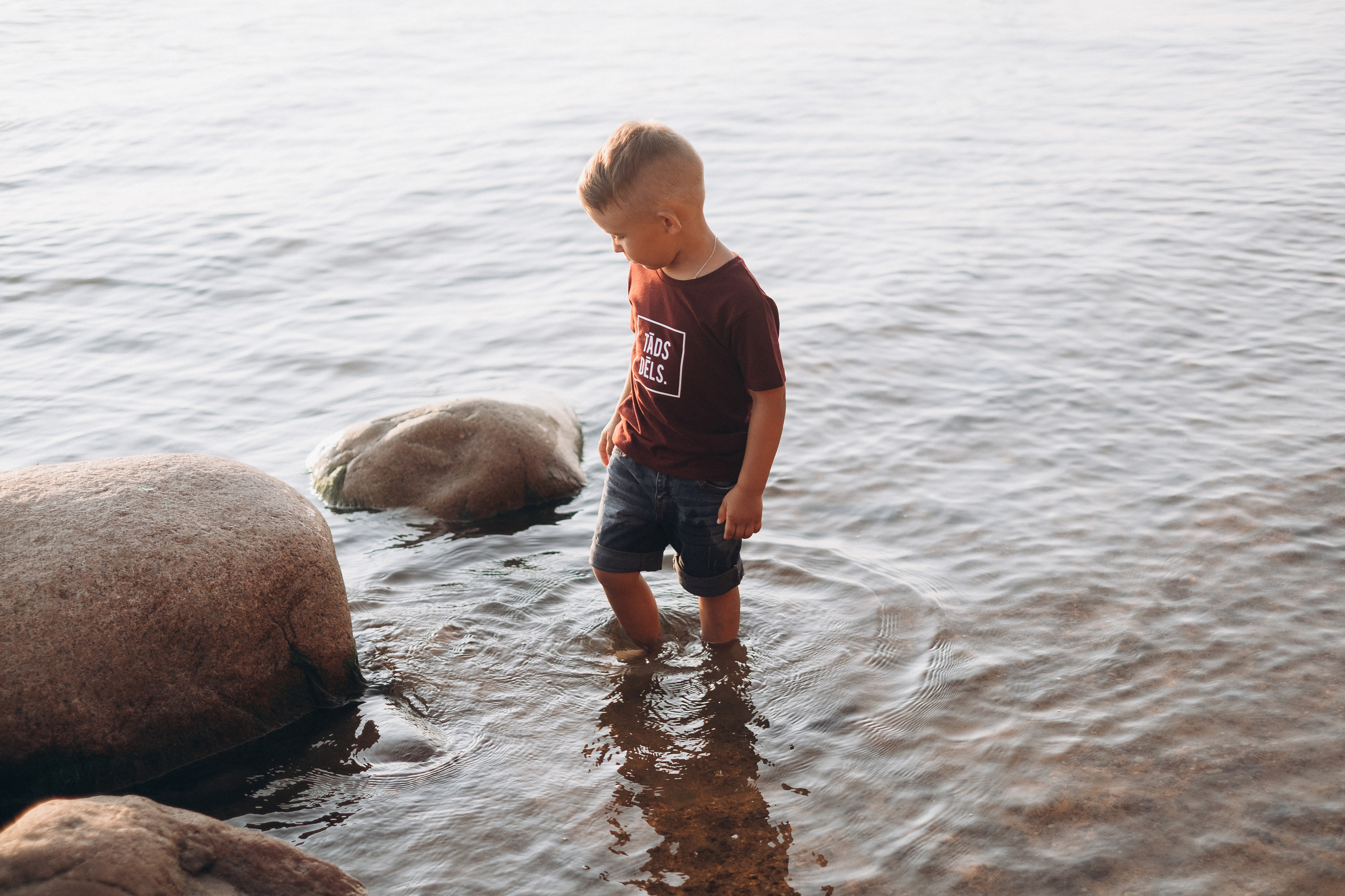 Ģimenes fotosesija Veczemju klintīs. Kāzu × Ģimenes notikumu fotografs Edgars Kalniņš