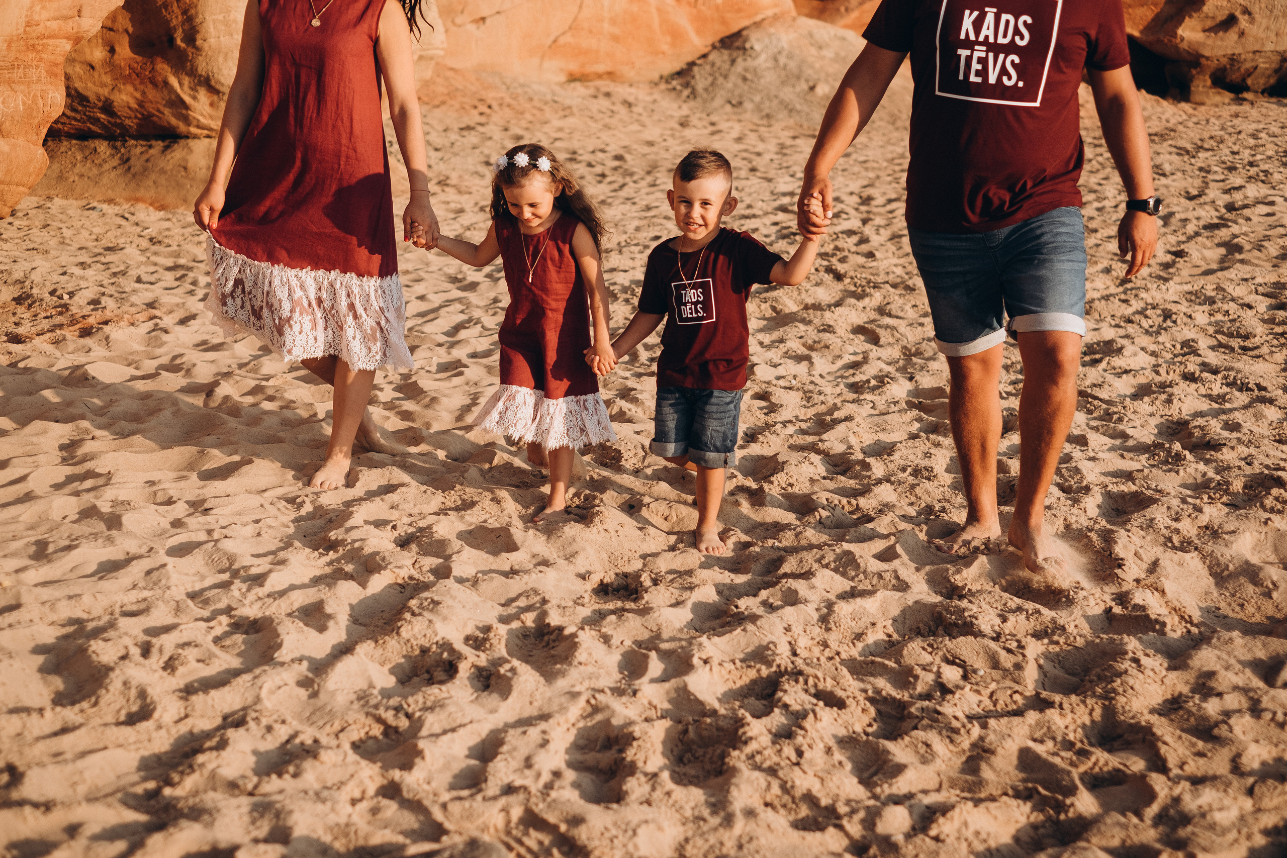 Ģimenes fotosesija Veczemju klintīs. Kāzu × Ģimenes notikumu fotografs Edgars Kalniņš