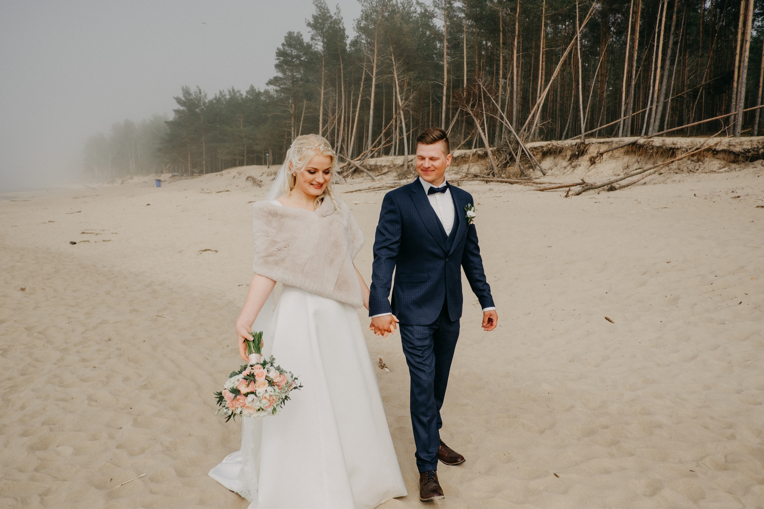 Aiga + Juris / 2021 Kāzu fotosesija pie jūras Carnikavā. Kāzu × Ģimenes notikumu fotografs Edgars Kalniņš