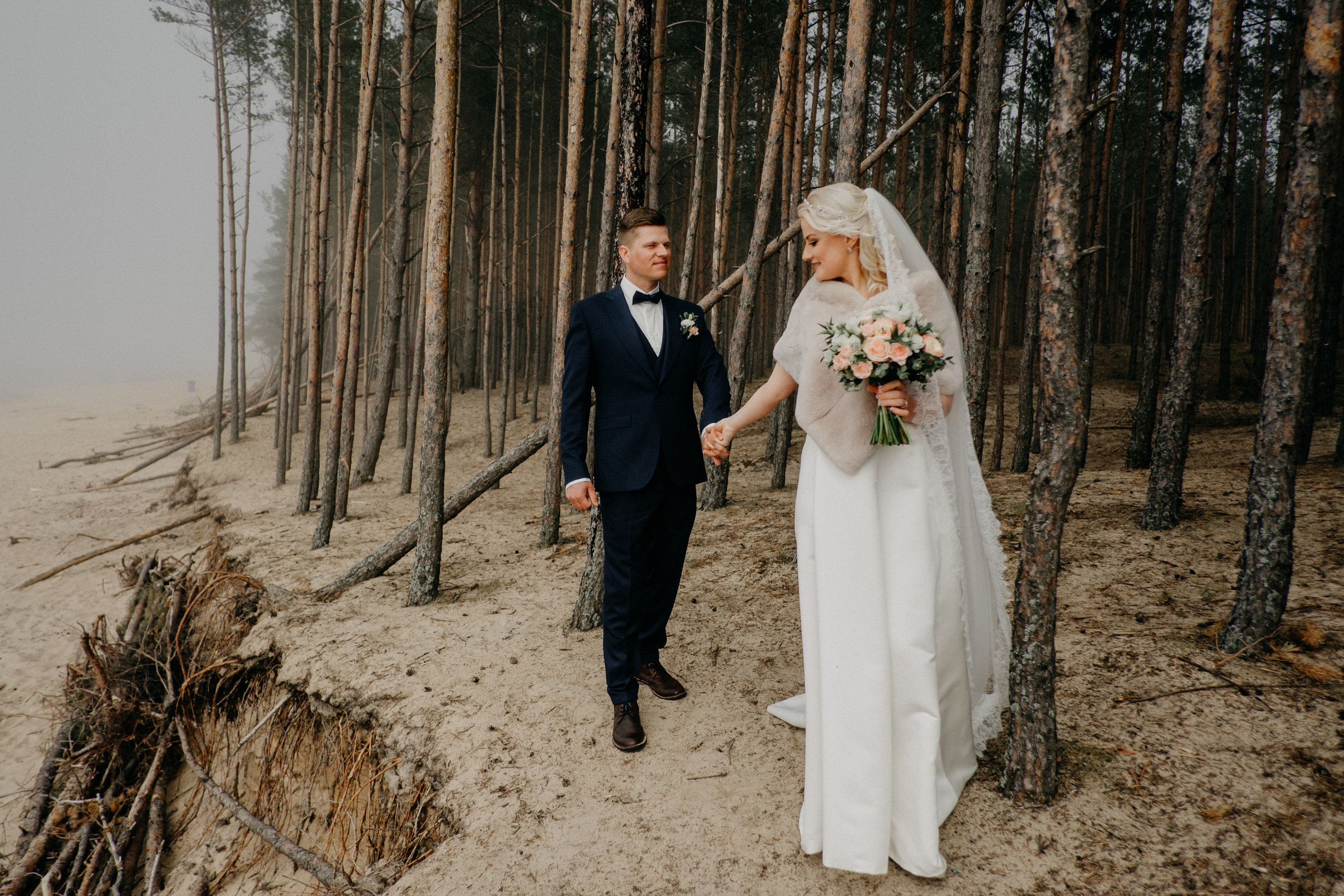 Aiga + Juris / 2021 Kāzu fotosesija pie jūras Carnikavā. Kāzu × Ģimenes notikumu fotografs Edgars Kalniņš