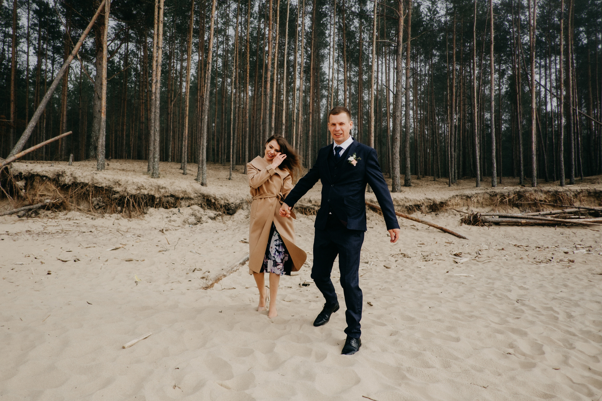 Aiga + Juris / 2021 Kāzu fotosesija pie jūras Carnikavā. Kāzu × Ģimenes notikumu fotografs Edgars Kalniņš