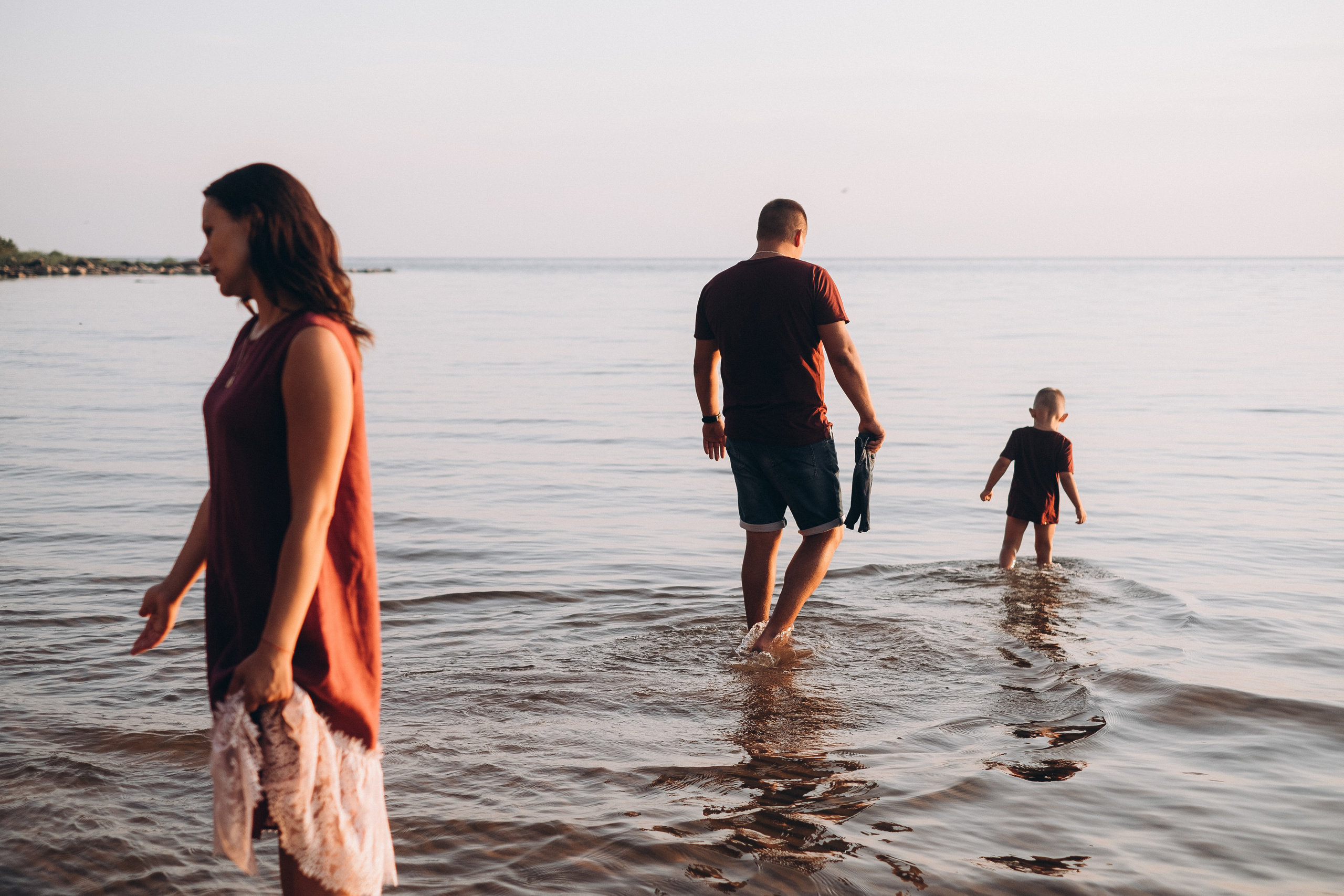 Ģimenes fotosesija Veczemju klintīs. Kāzu × Ģimenes notikumu fotografs Edgars Kalniņš