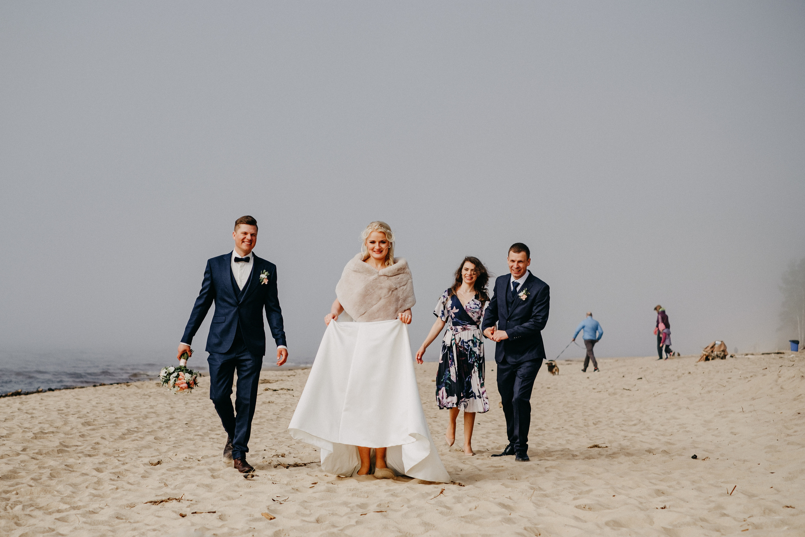 Aiga + Juris / 2021 Kāzu fotosesija pie jūras Carnikavā. Kāzu × Ģimenes notikumu fotografs Edgars Kalniņš