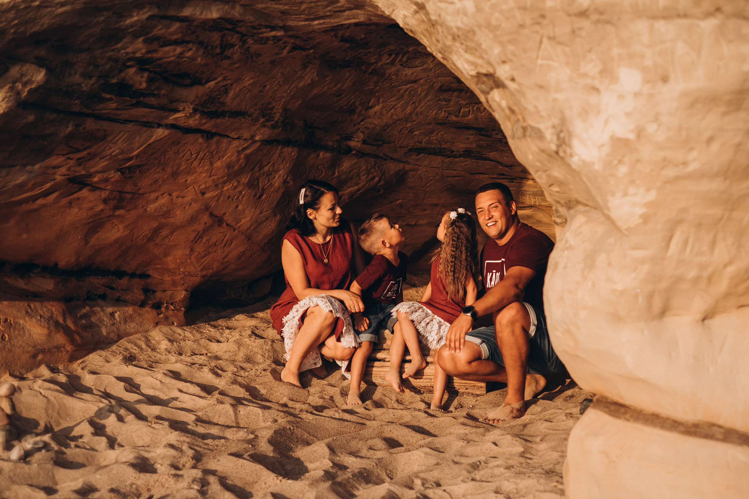 Ģimenes fotosesija Veczemju klintīs. Kāzu × Ģimenes notikumu fotografs Edgars Kalniņš