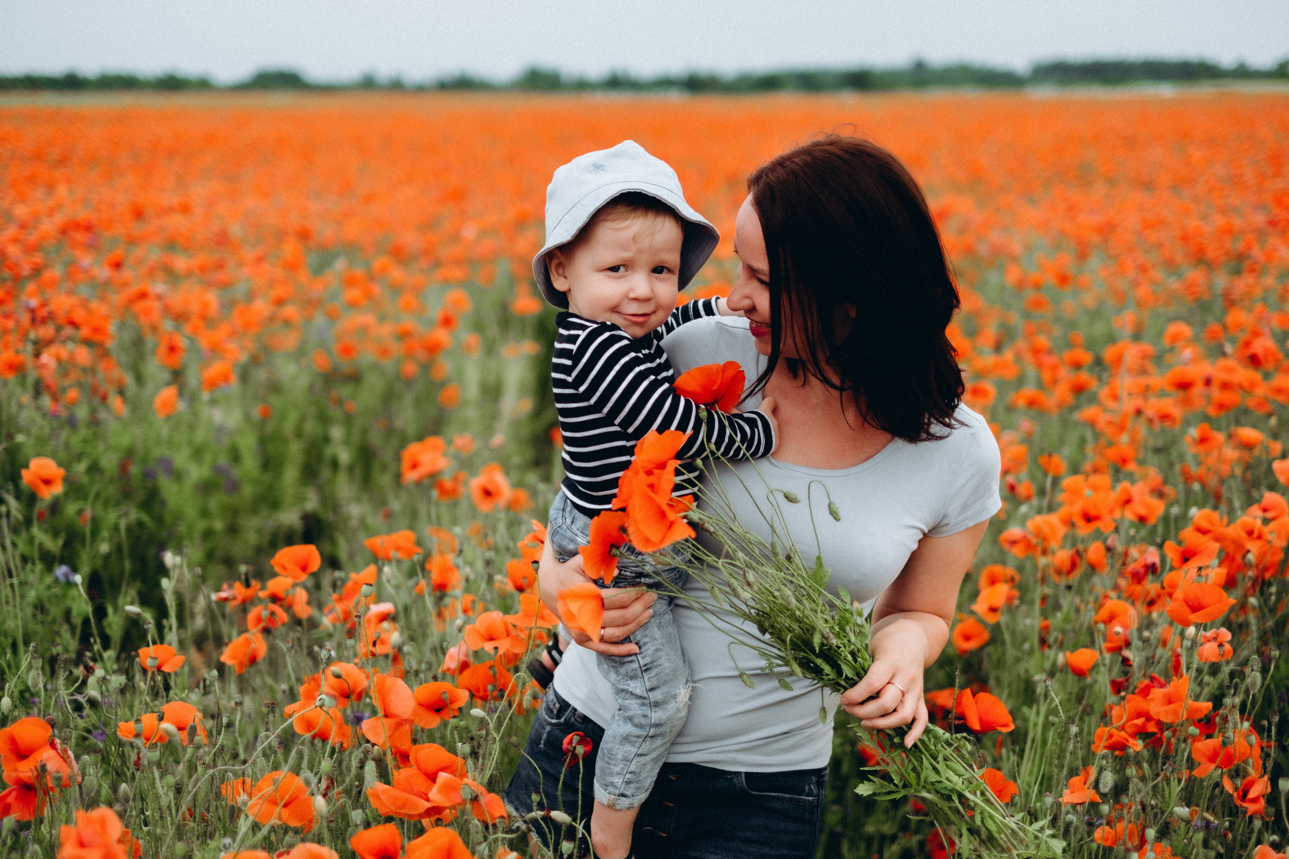 Fotosesija magoņu laukā. Kāzu × Ģimenes notikumu fotografs Edgars Kalniņš