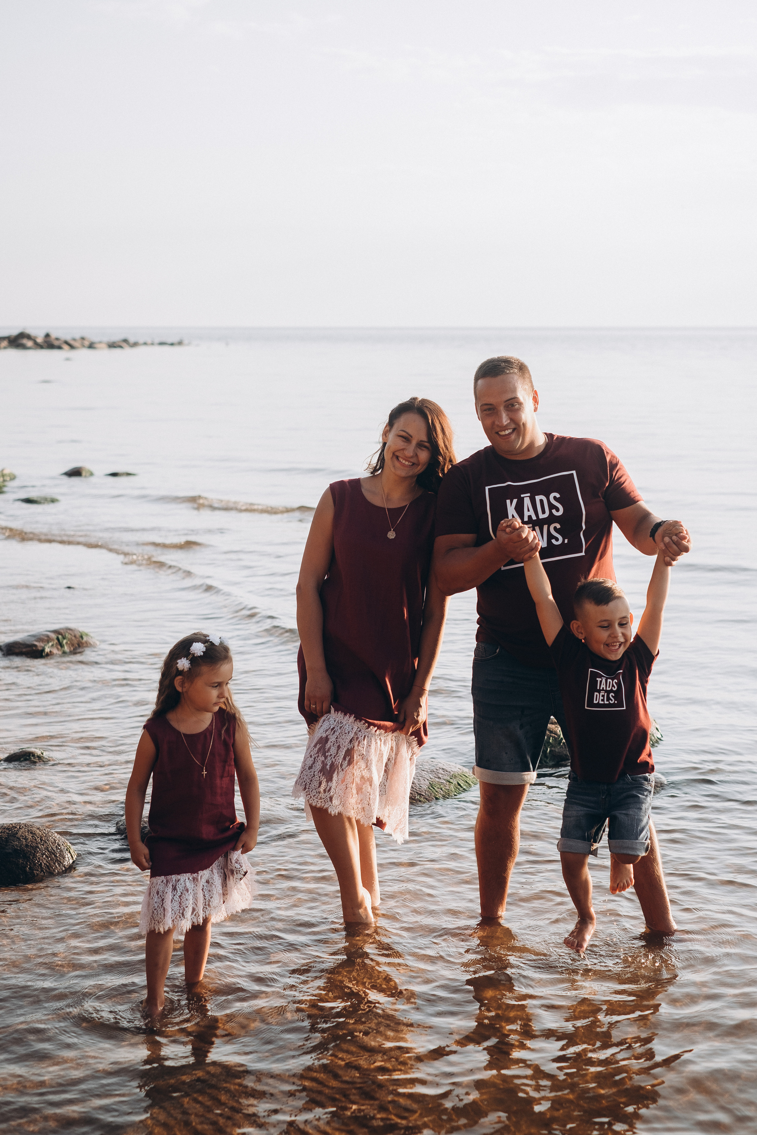 Ģimenes fotosesija Veczemju klintīs. Kāzu × Ģimenes notikumu fotografs Edgars Kalniņš