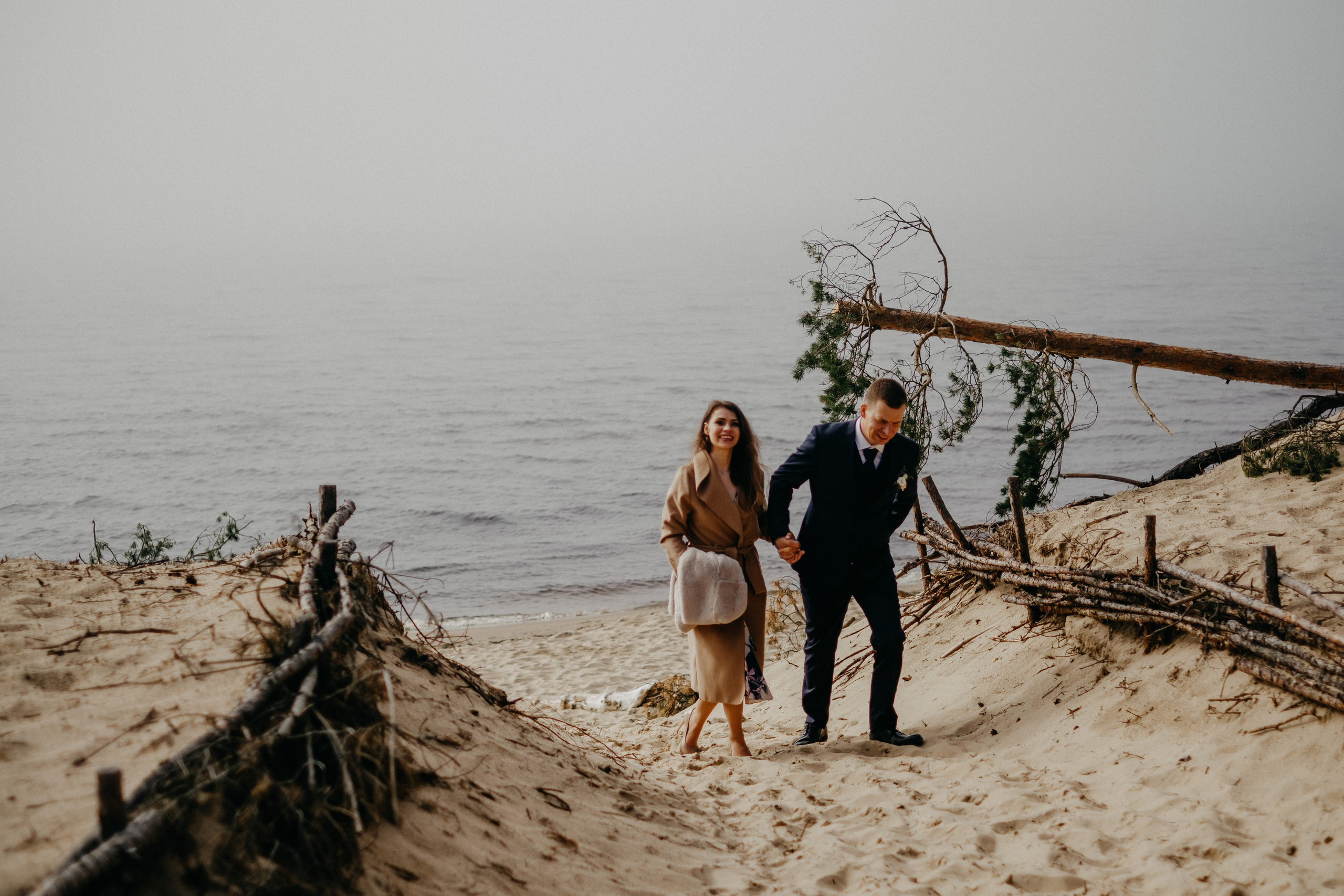 Aiga + Juris / 2021 Kāzu fotosesija pie jūras Carnikavā. Kāzu × Ģimenes notikumu fotografs Edgars Kalniņš