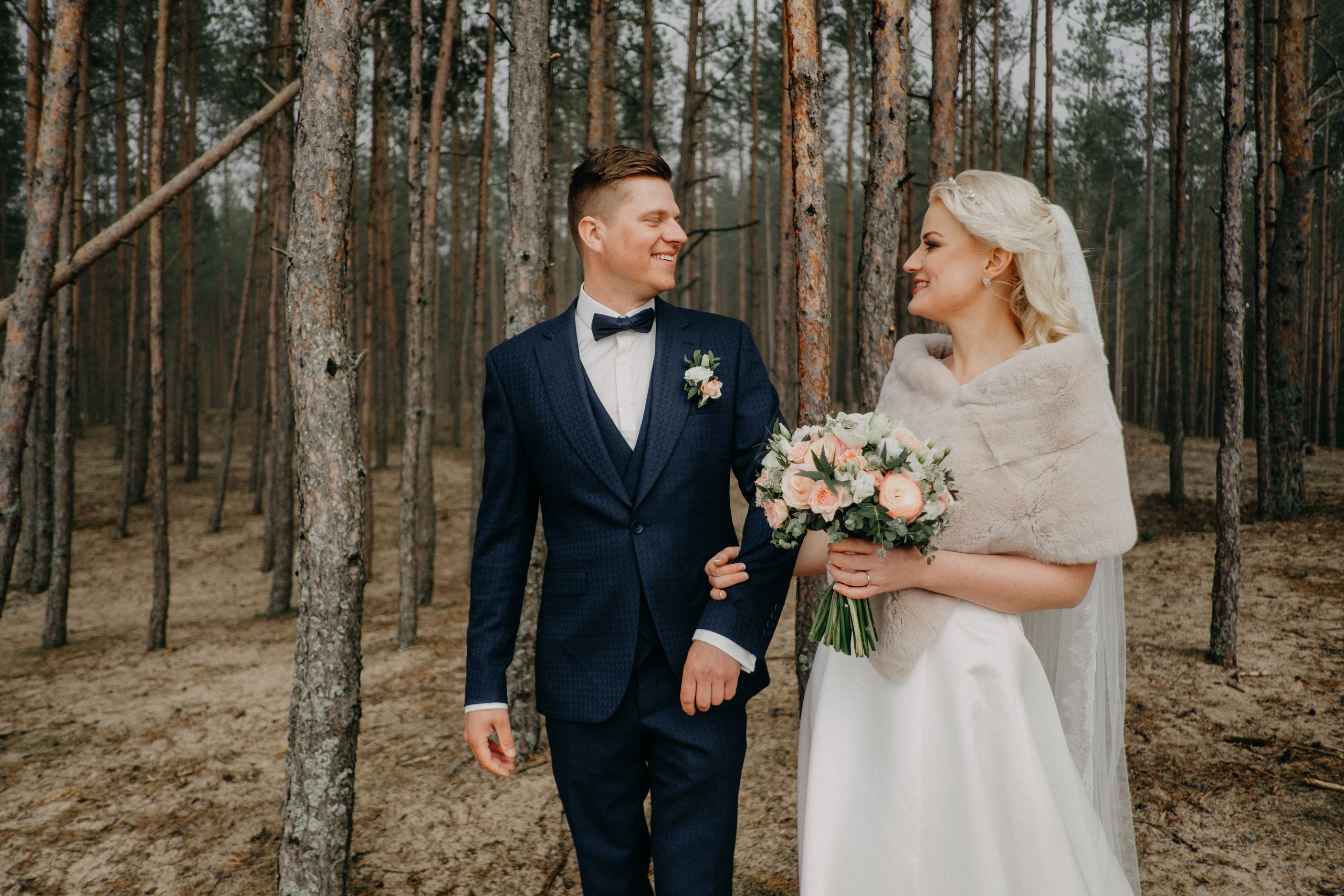 Aiga + Juris / 2021 Kāzu fotosesija pie jūras Carnikavā. Kāzu × Ģimenes notikumu fotografs Edgars Kalniņš