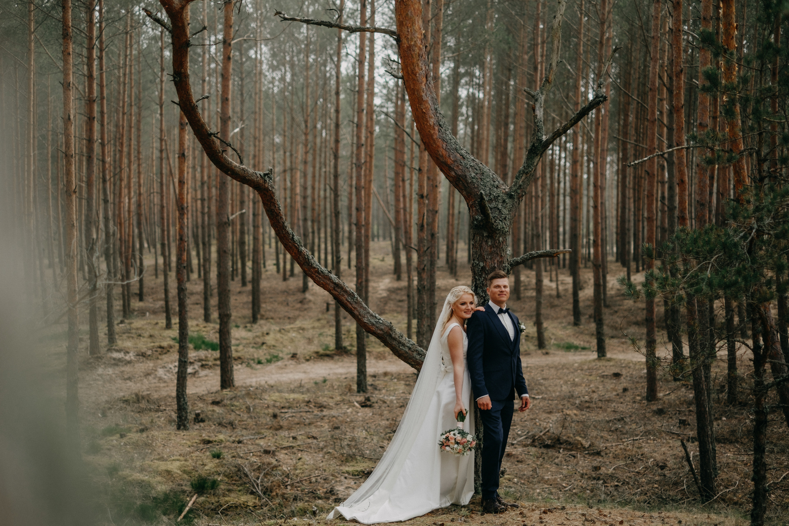 Aiga + Juris / 2021 Kāzu fotosesija pie jūras Carnikavā. Kāzu × Ģimenes notikumu fotografs Edgars Kalniņš