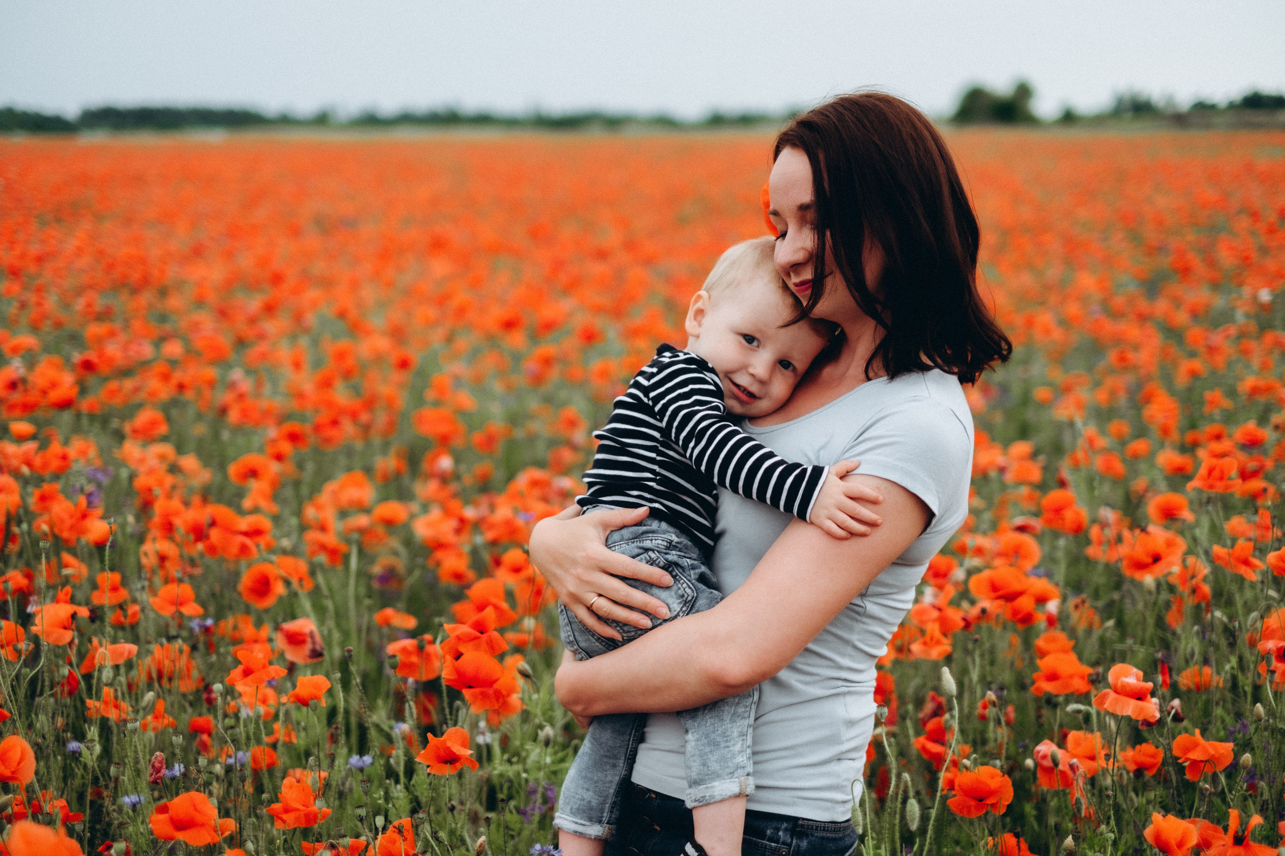Fotosesija magoņu laukā. Kāzu × Ģimenes notikumu fotografs Edgars Kalniņš