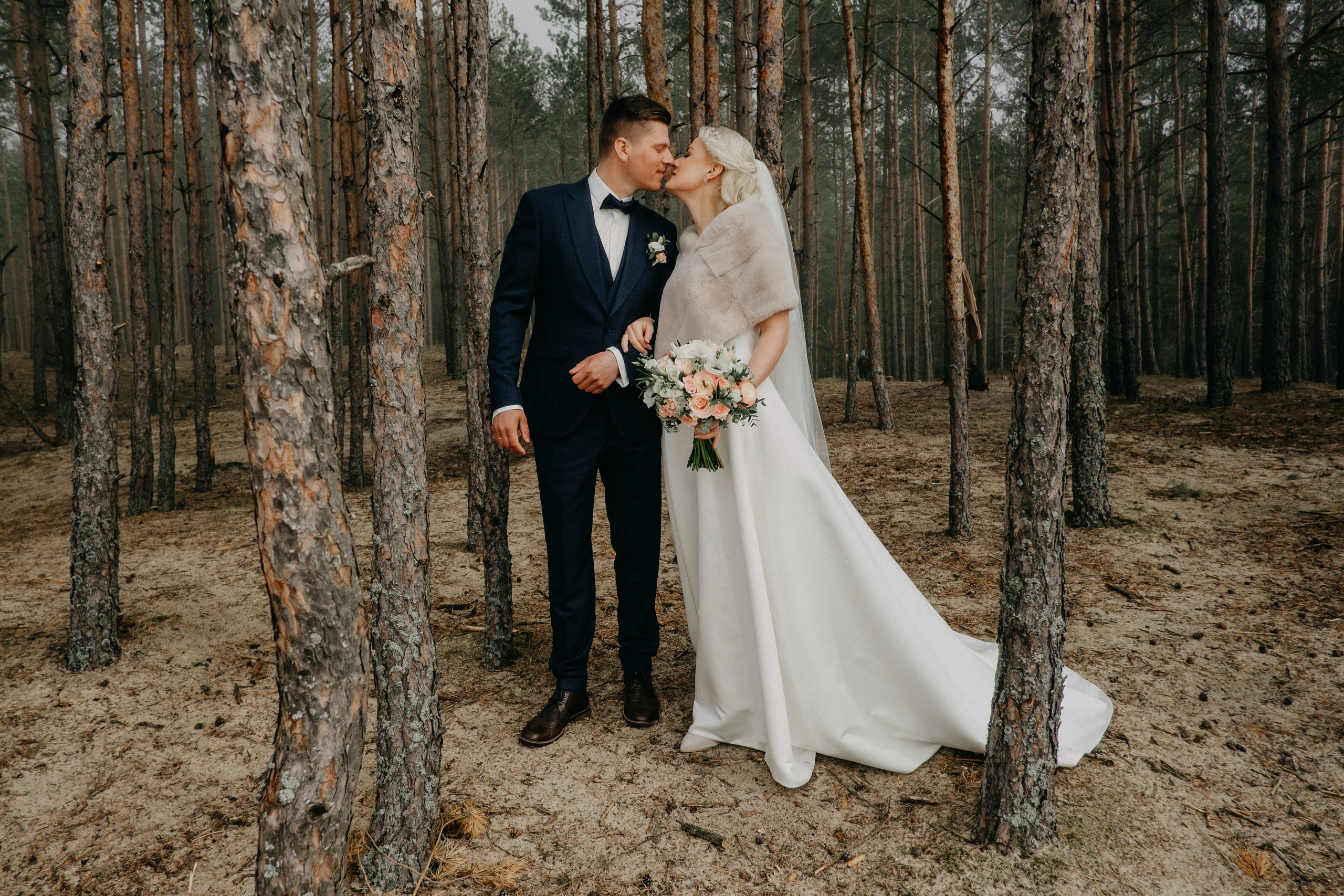 Aiga + Juris / 2021 Kāzu fotosesija pie jūras Carnikavā. Kāzu × Ģimenes notikumu fotografs Edgars Kalniņš