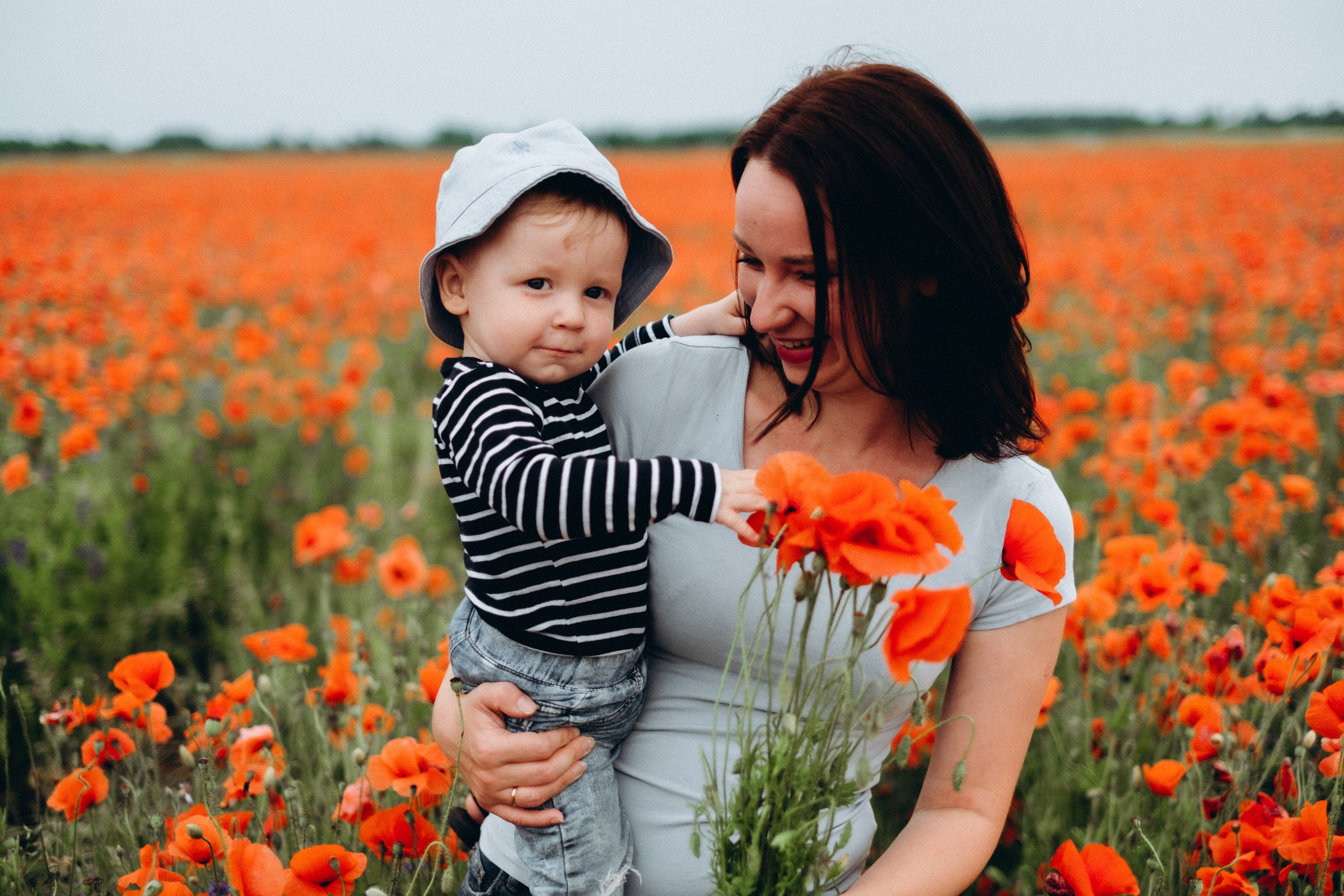 Fotosesija magoņu laukā. Kāzu × Ģimenes notikumu fotografs Edgars Kalniņš