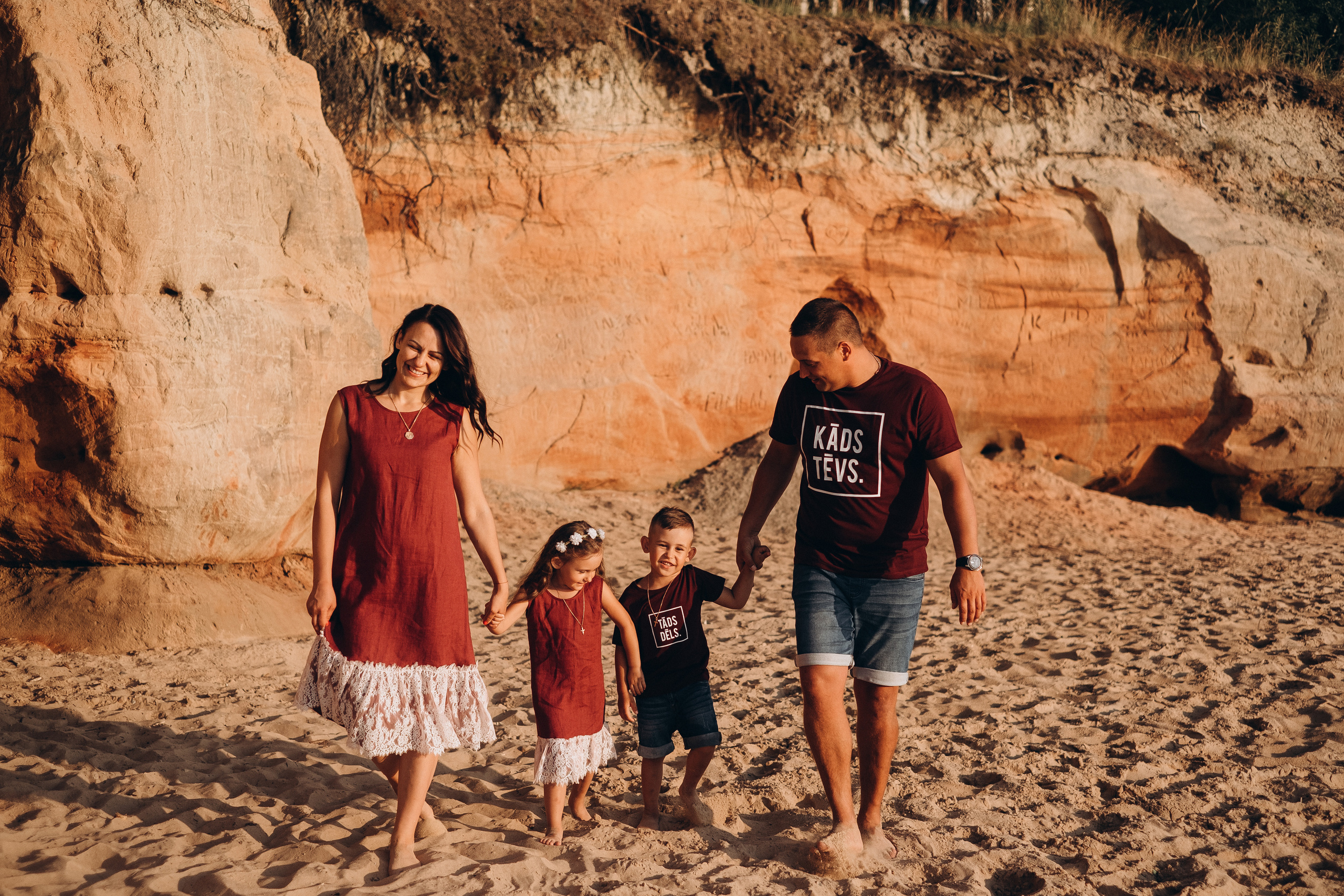 Ģimenes fotosesija Veczemju klintīs. Kāzu × Ģimenes notikumu fotografs Edgars Kalniņš