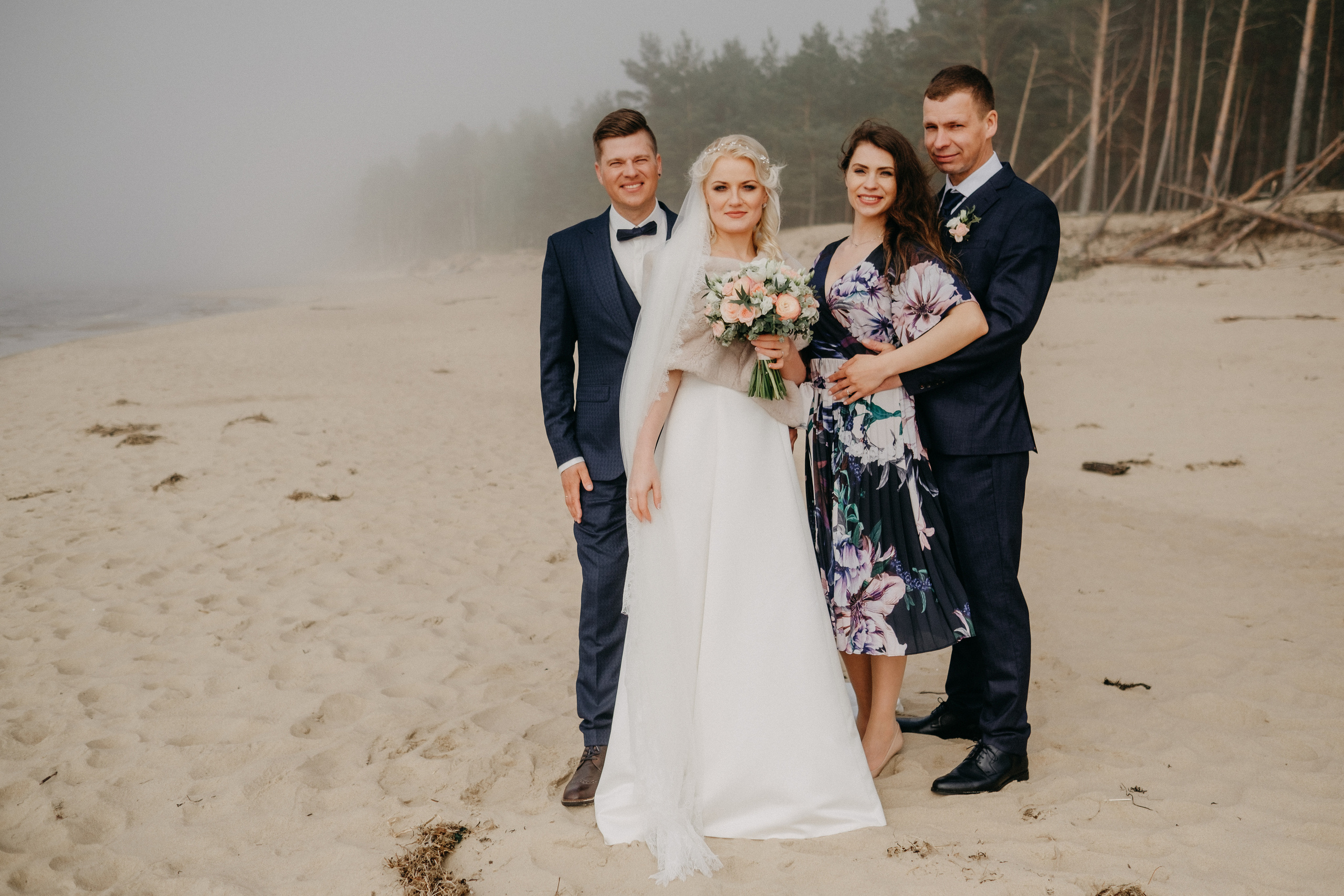 Aiga + Juris / 2021 Kāzu fotosesija pie jūras Carnikavā. Kāzu × Ģimenes notikumu fotografs Edgars Kalniņš