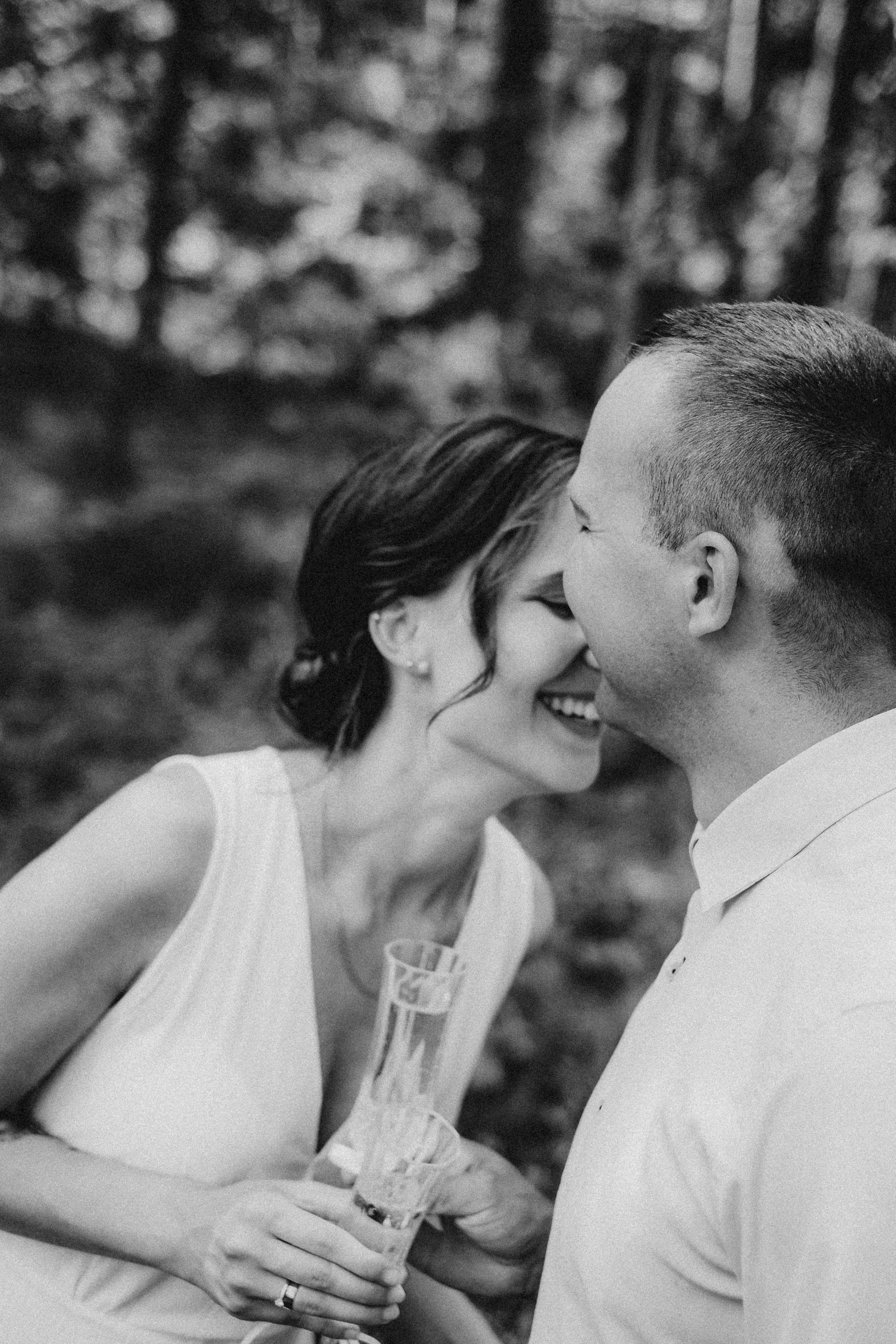 Viktorija + Artūrs | Kāzu fotosesija mežā. Kāzu × Ģimenes notikumu fotografs Edgars Kalniņš