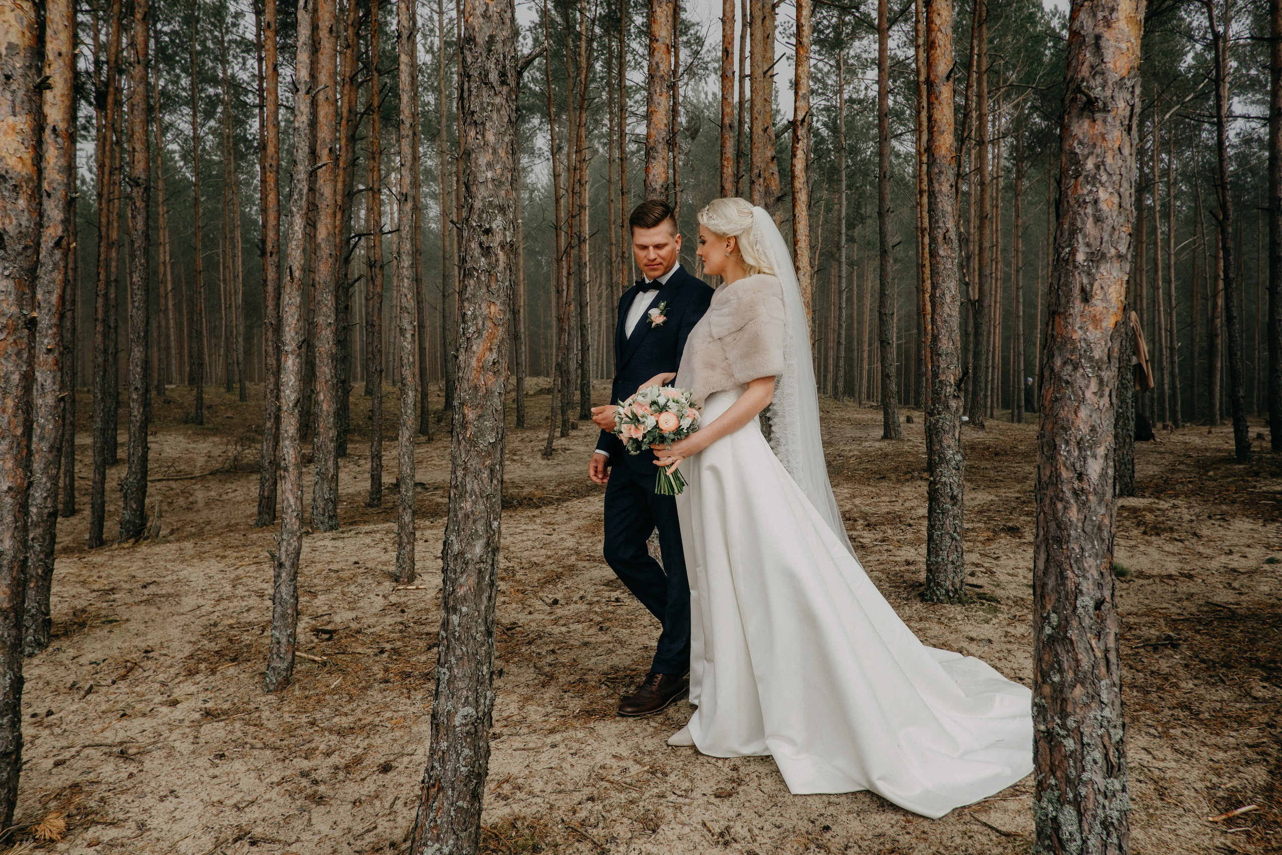 Aiga + Juris / 2021 Kāzu fotosesija pie jūras Carnikavā. Kāzu × Ģimenes notikumu fotografs Edgars Kalniņš