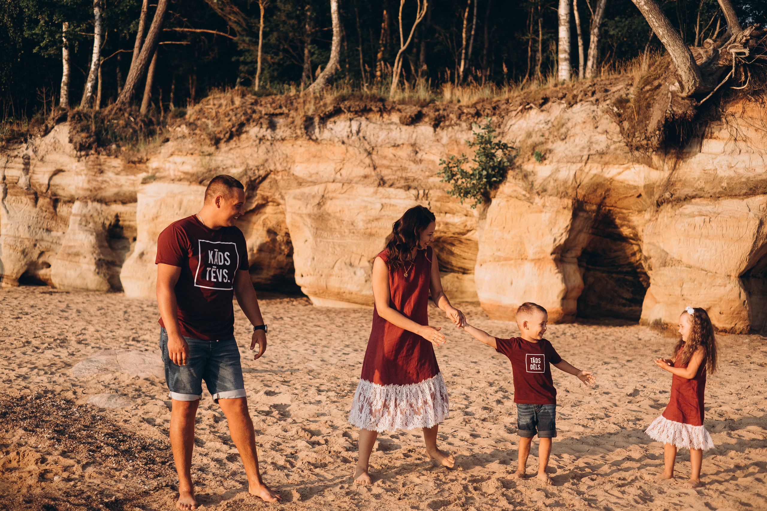 Ģimenes fotosesija Veczemju klintīs. Kāzu × Ģimenes notikumu fotografs Edgars Kalniņš