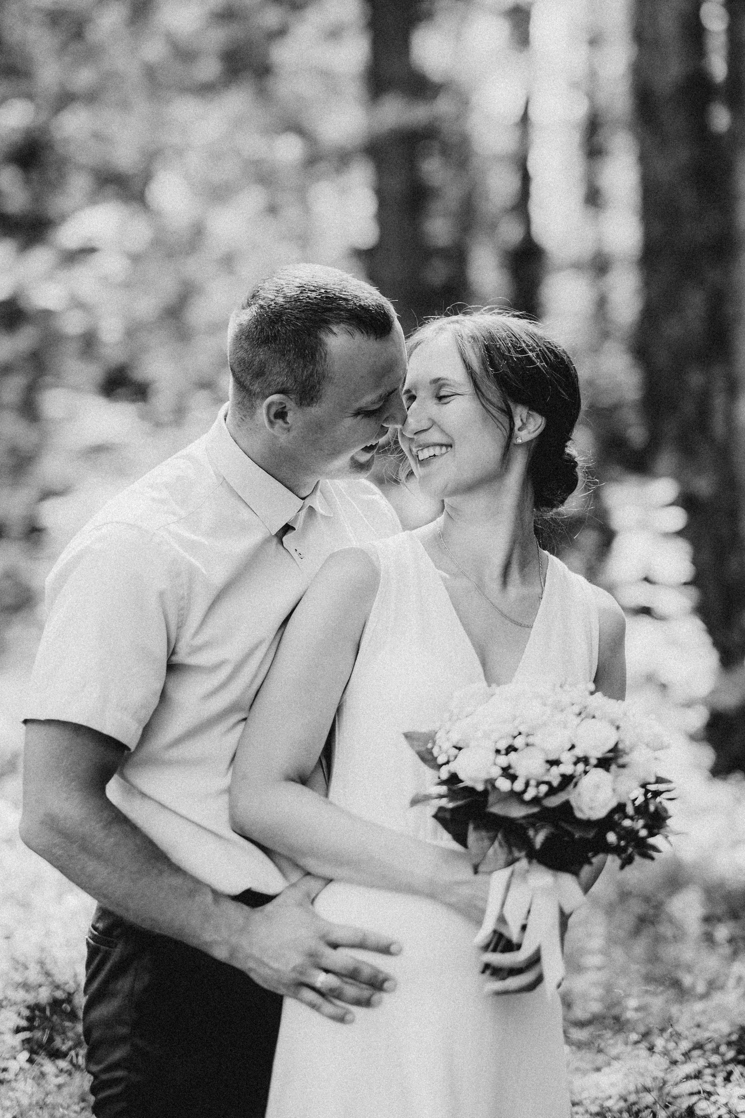 Viktorija + Artūrs | Kāzu fotosesija mežā. Kāzu × Ģimenes notikumu fotografs Edgars Kalniņš