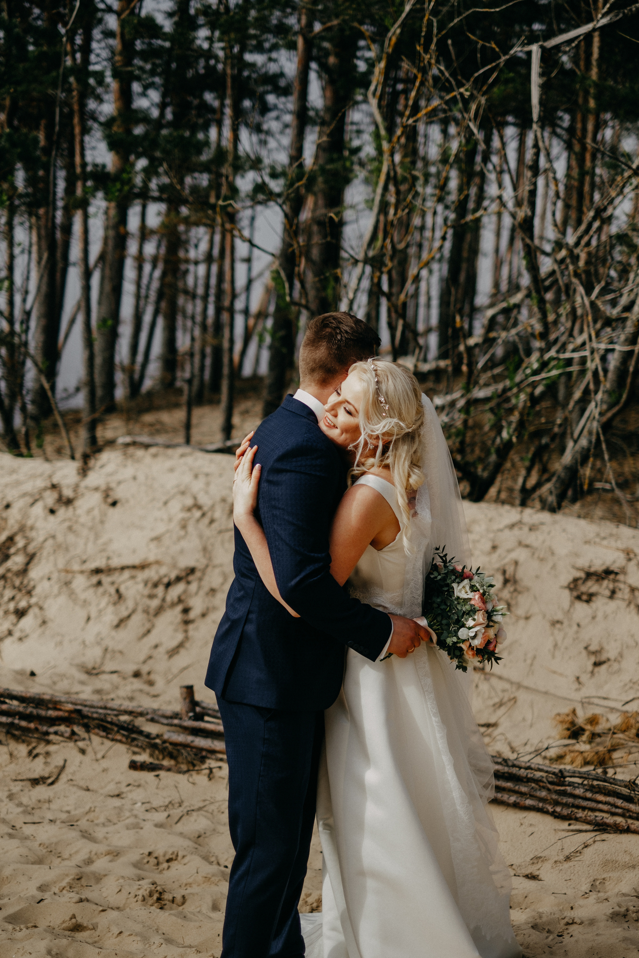 Aiga + Juris / 2021 Kāzu fotosesija pie jūras Carnikavā. Kāzu × Ģimenes notikumu fotografs Edgars Kalniņš