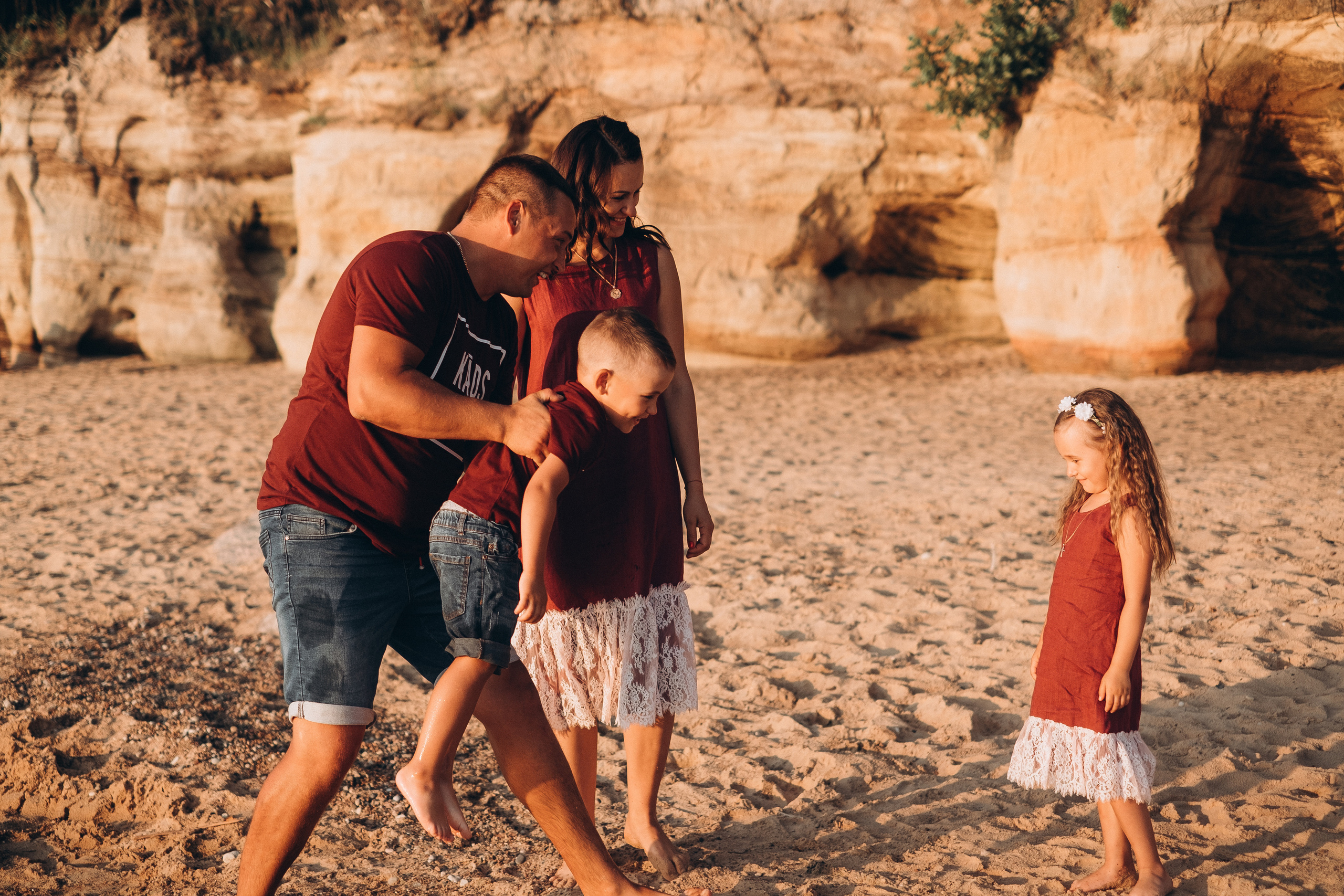 Ģimenes fotosesija Veczemju klintīs. Kāzu × Ģimenes notikumu fotografs Edgars Kalniņš