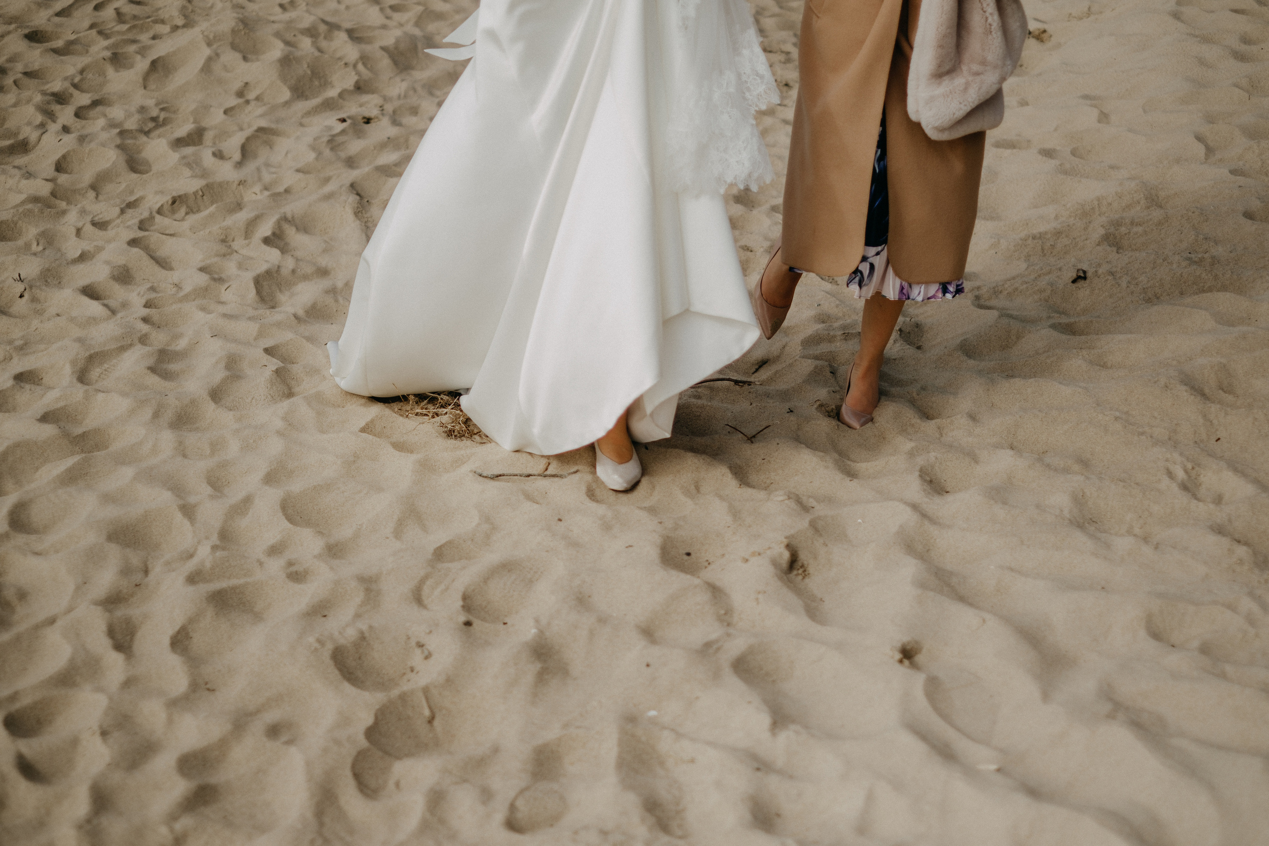 Aiga + Juris / 2021 Kāzu fotosesija pie jūras Carnikavā. Kāzu × Ģimenes notikumu fotografs Edgars Kalniņš