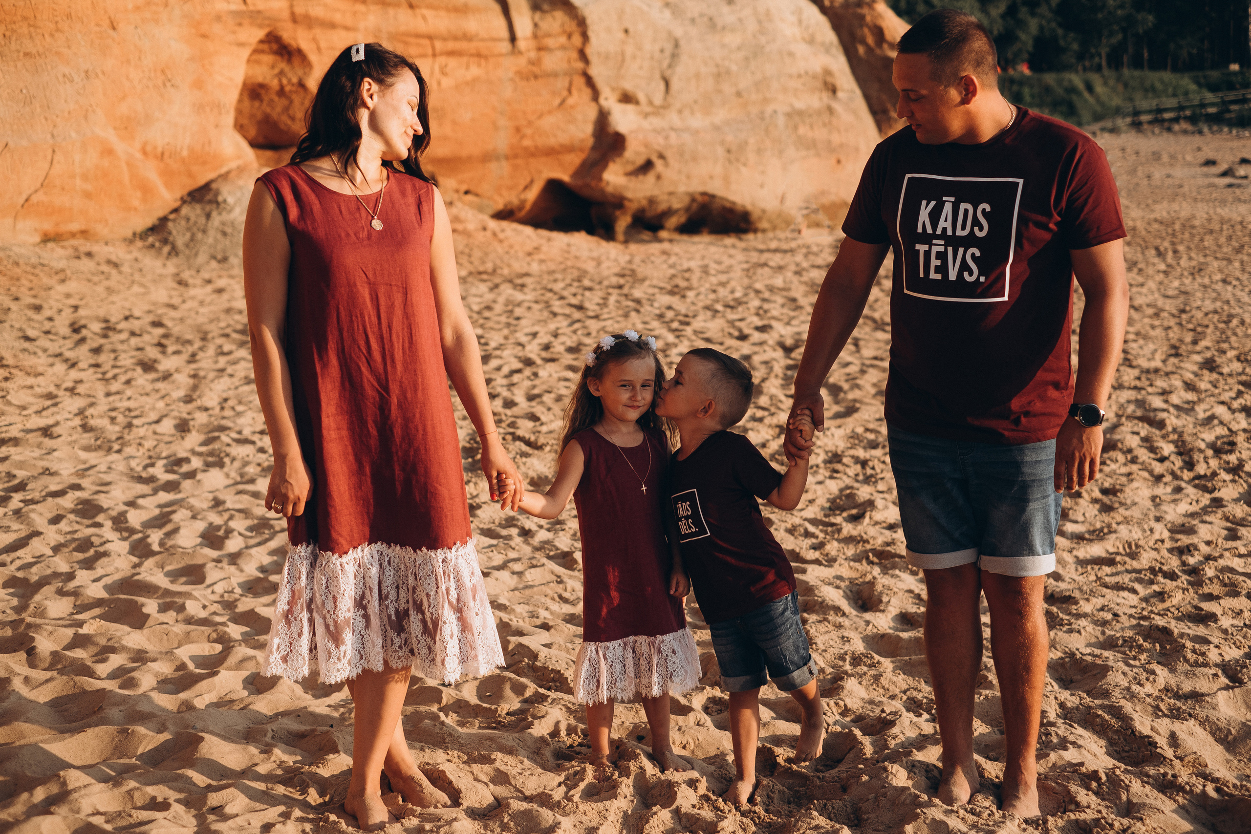 Ģimenes fotosesija Veczemju klintīs. Kāzu × Ģimenes notikumu fotografs Edgars Kalniņš
