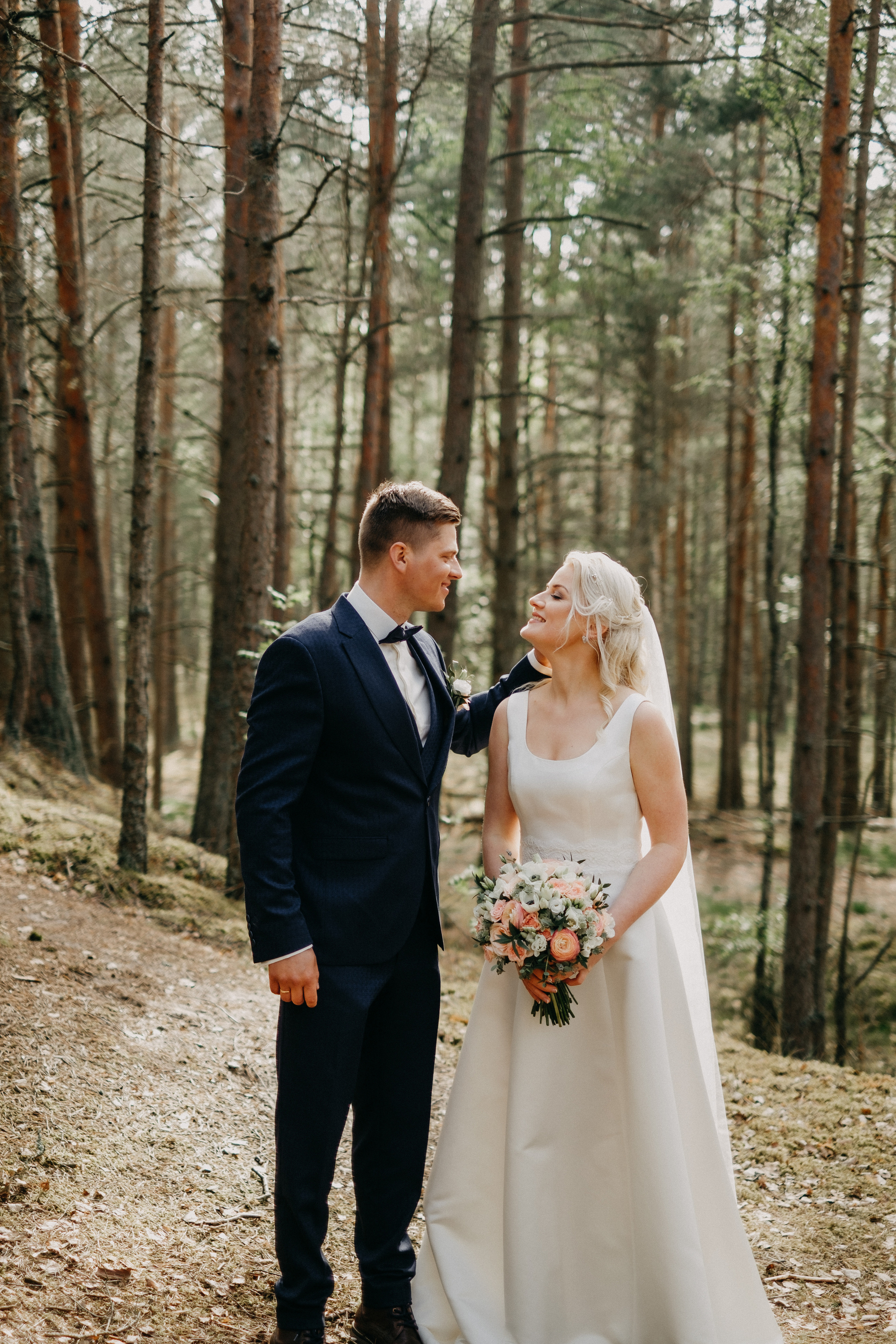 Aiga + Juris / 2021 Kāzu fotosesija pie jūras Carnikavā. Kāzu × Ģimenes notikumu fotografs Edgars Kalniņš