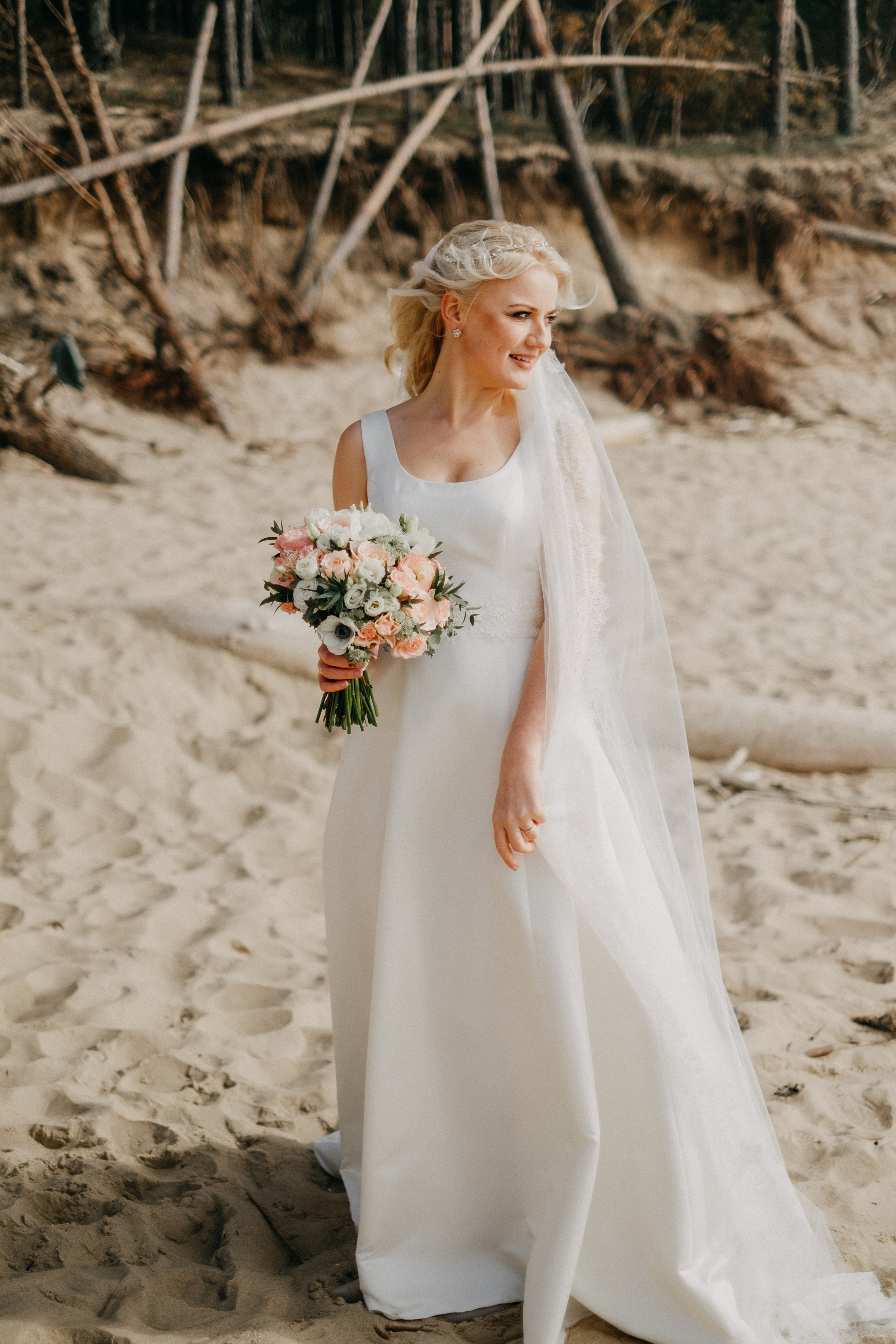 Aiga + Juris / 2021 Kāzu fotosesija pie jūras Carnikavā. Kāzu × Ģimenes notikumu fotografs Edgars Kalniņš