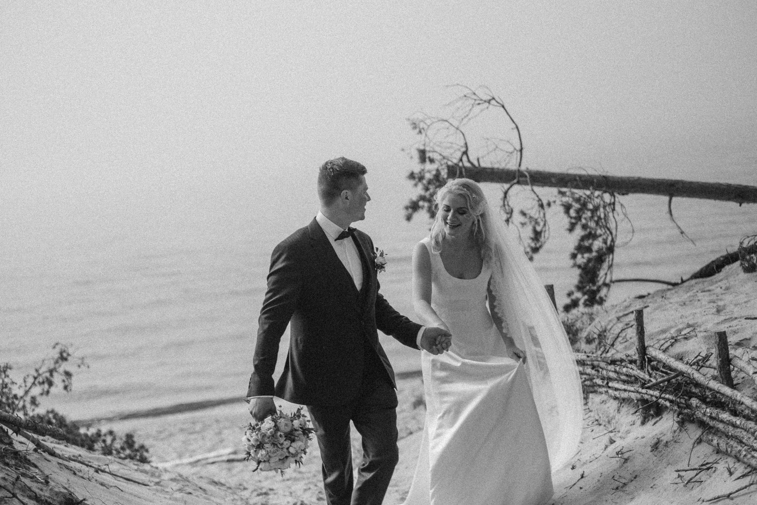 Aiga + Juris / 2021 Kāzu fotosesija pie jūras Carnikavā. Kāzu × Ģimenes notikumu fotografs Edgars Kalniņš