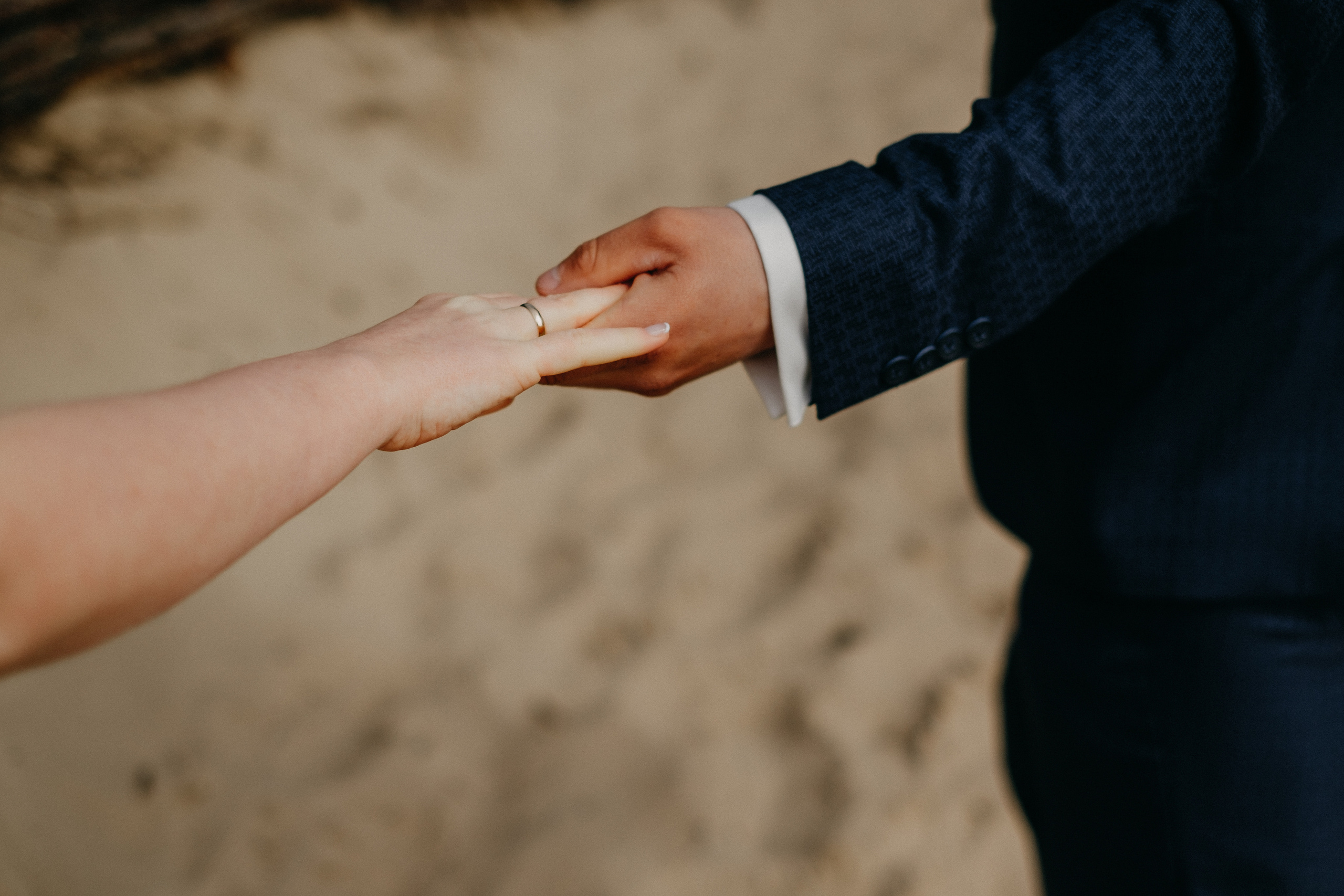 Aiga + Juris / 2021 Kāzu fotosesija pie jūras Carnikavā. Kāzu × Ģimenes notikumu fotografs Edgars Kalniņš