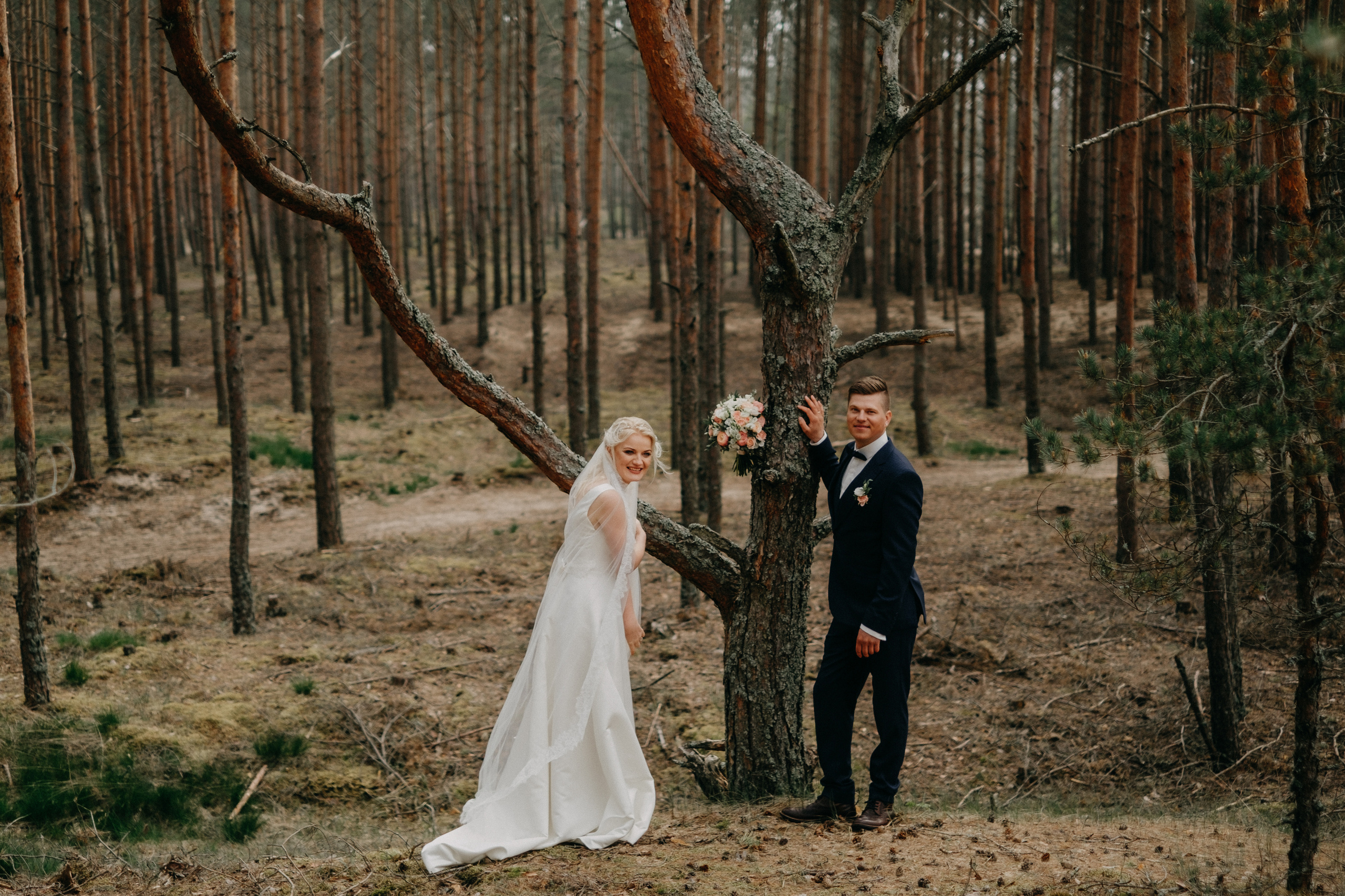 Aiga + Juris / 2021 Kāzu fotosesija pie jūras Carnikavā. Kāzu × Ģimenes notikumu fotografs Edgars Kalniņš