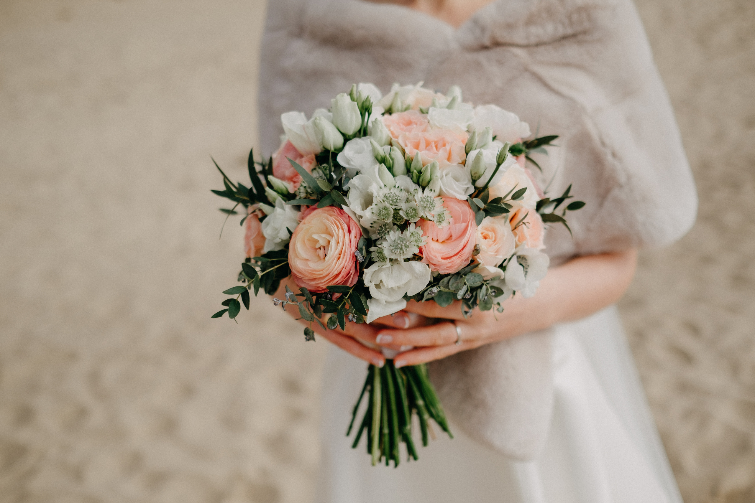 Aiga + Juris / 2021 Kāzu fotosesija pie jūras Carnikavā. Kāzu × Ģimenes notikumu fotografs Edgars Kalniņš