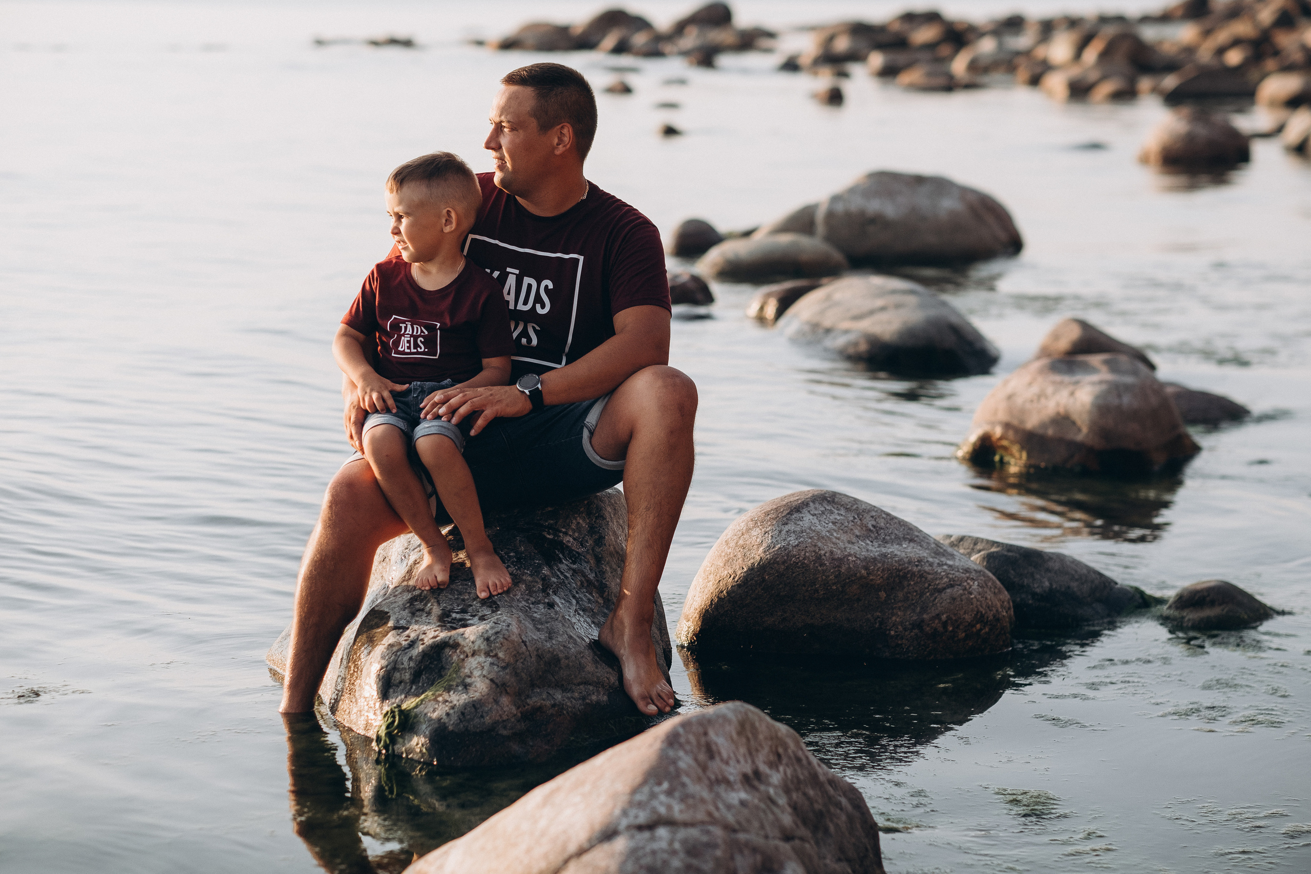Ģimenes fotosesija Veczemju klintīs. Kāzu × Ģimenes notikumu fotografs Edgars Kalniņš