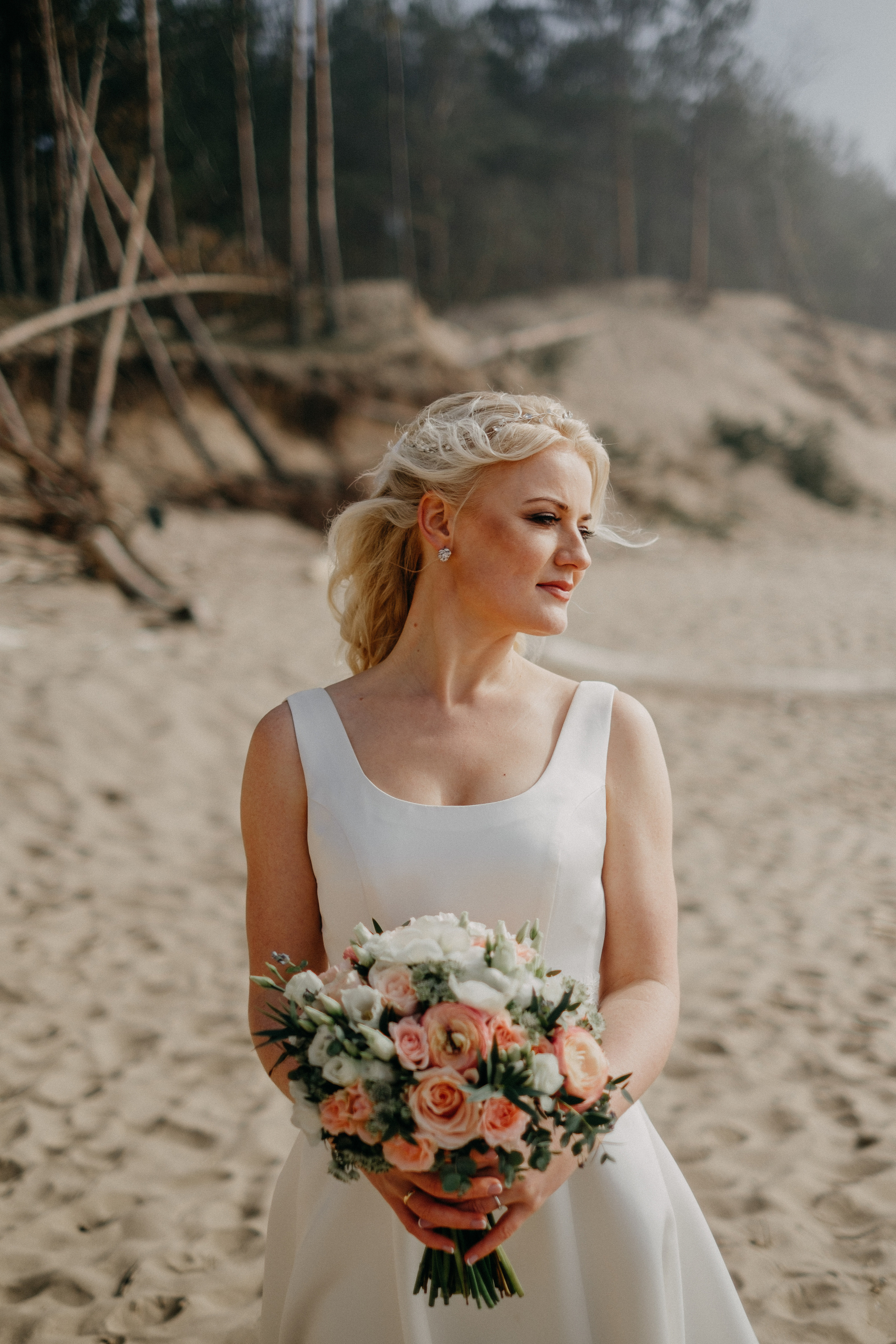 Aiga + Juris / 2021 Kāzu fotosesija pie jūras Carnikavā. Kāzu × Ģimenes notikumu fotografs Edgars Kalniņš