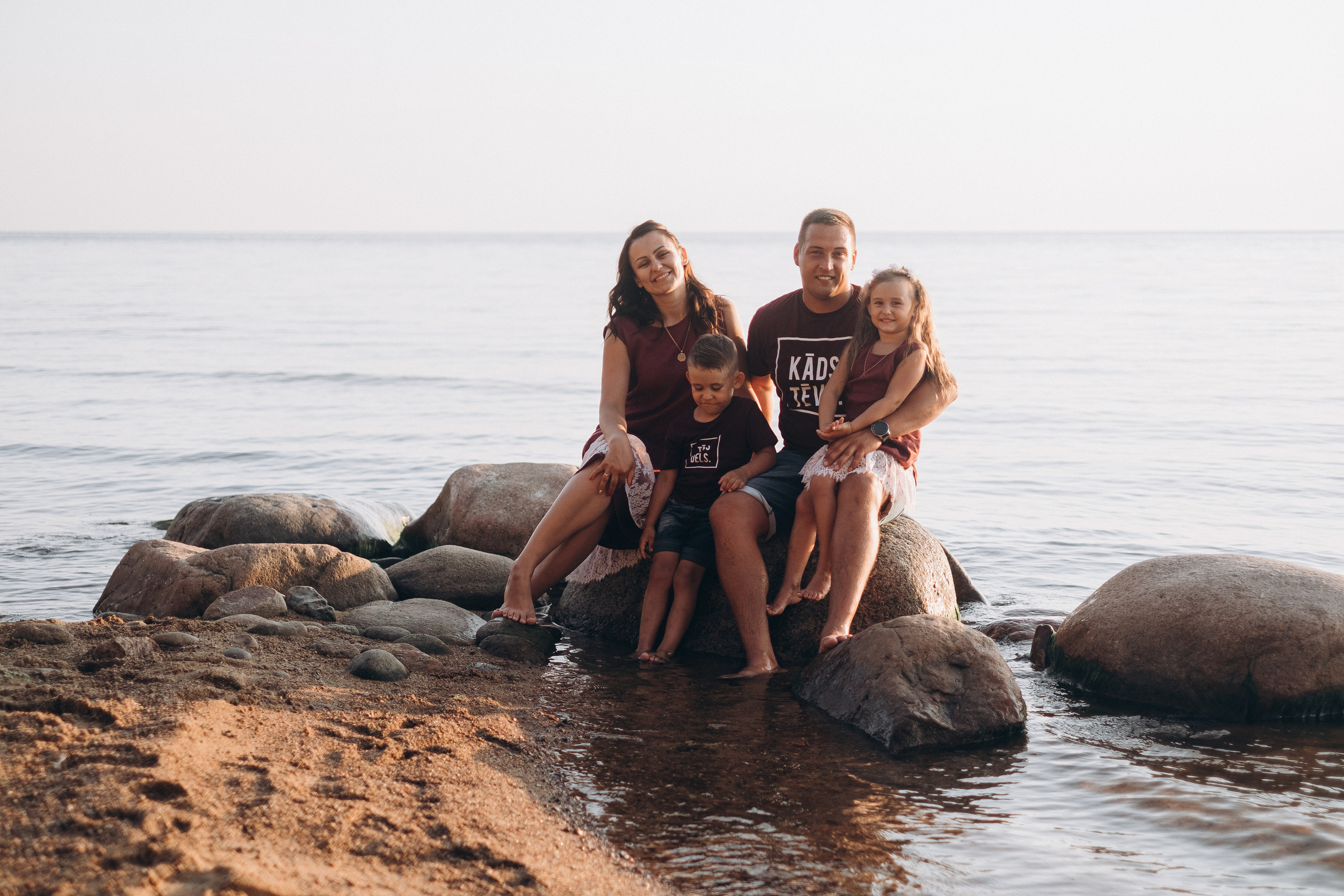 Ģimenes fotosesija Veczemju klintīs. Kāzu × Ģimenes notikumu fotografs Edgars Kalniņš