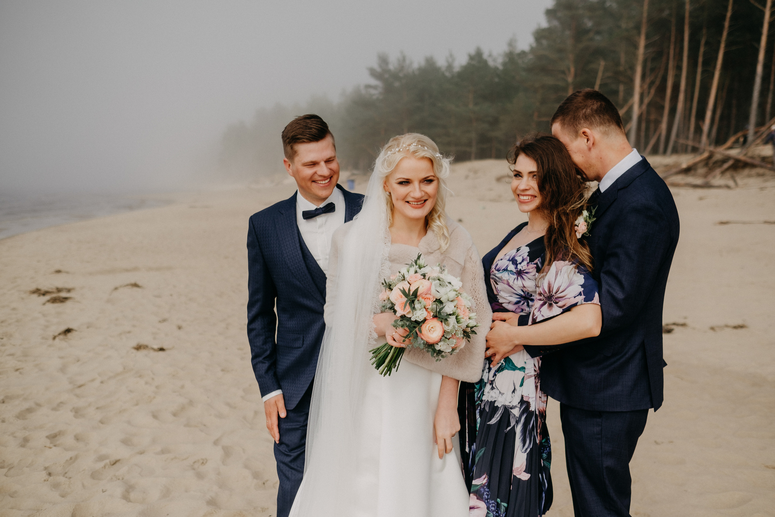 Aiga + Juris / 2021 Kāzu fotosesija pie jūras Carnikavā. Kāzu × Ģimenes notikumu fotografs Edgars Kalniņš