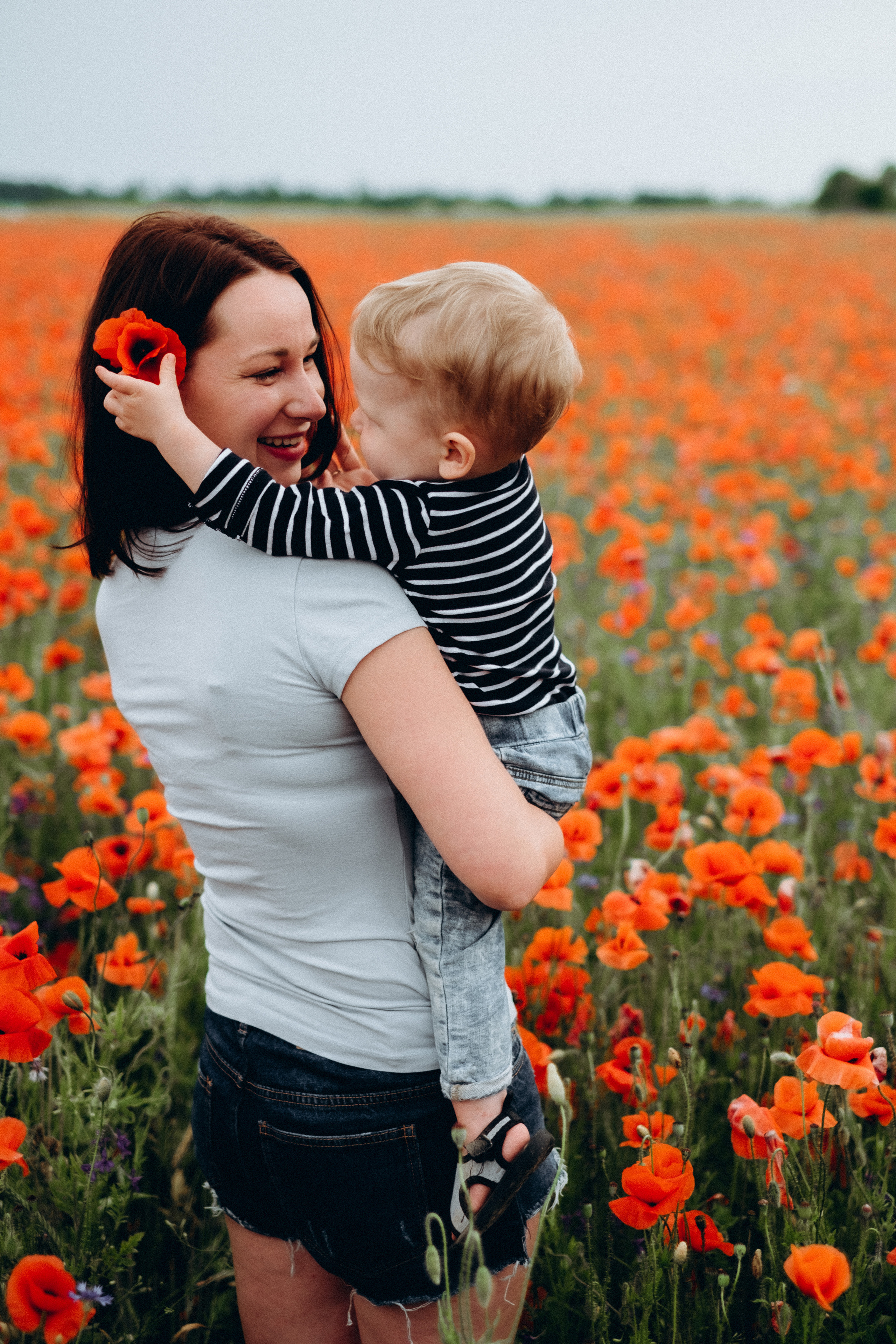 Fotosesija magoņu laukā. Kāzu × Ģimenes notikumu fotografs Edgars Kalniņš