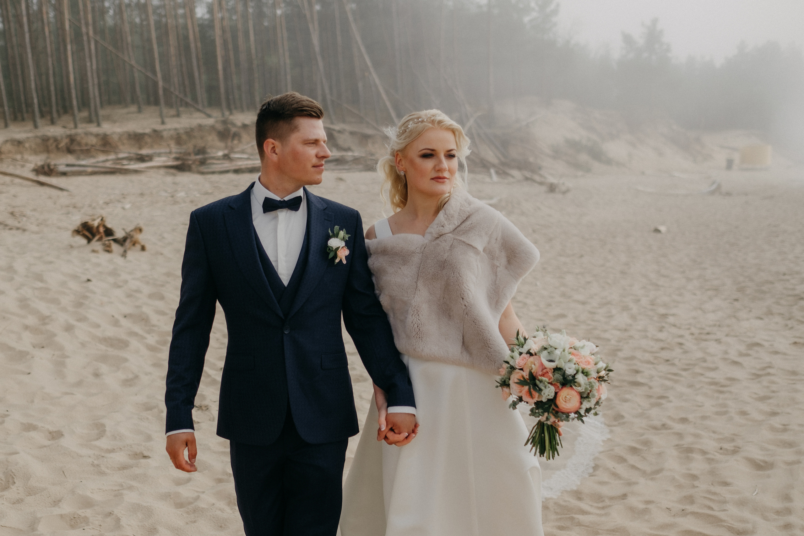 Aiga + Juris / 2021 Kāzu fotosesija pie jūras Carnikavā. Kāzu × Ģimenes notikumu fotografs Edgars Kalniņš