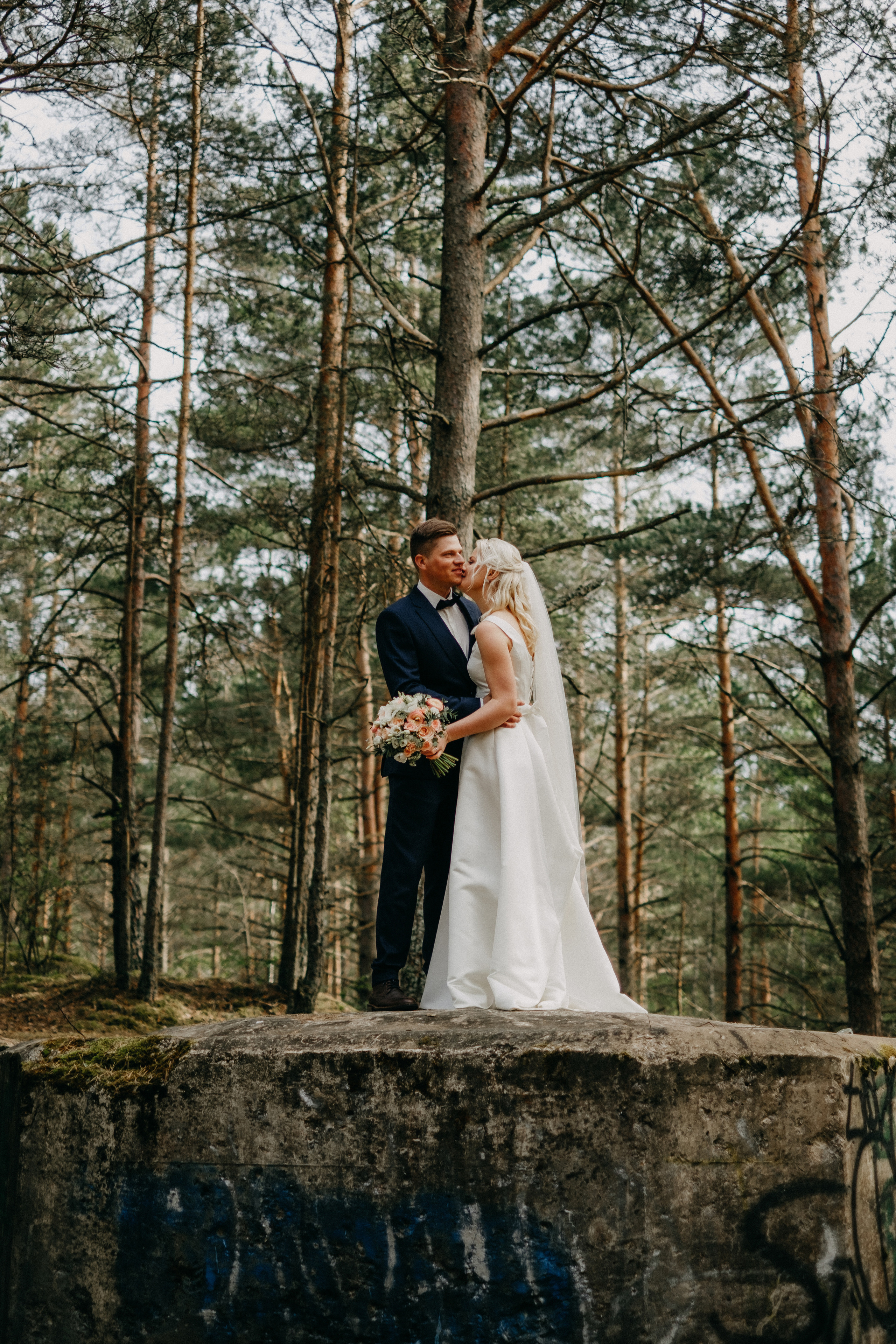 Aiga + Juris / 2021 Kāzu fotosesija pie jūras Carnikavā. Kāzu × Ģimenes notikumu fotografs Edgars Kalniņš