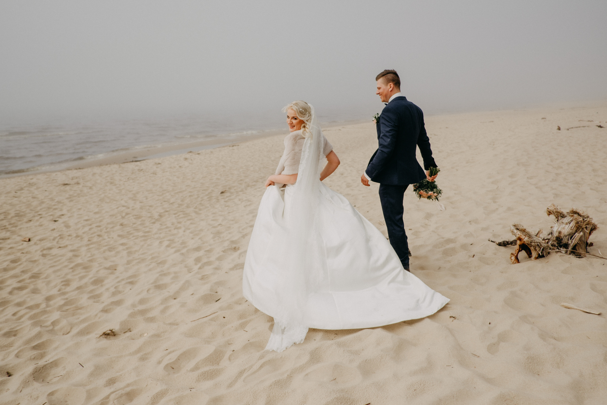 Aiga + Juris / 2021 Kāzu fotosesija pie jūras Carnikavā. Kāzu × Ģimenes notikumu fotografs Edgars Kalniņš