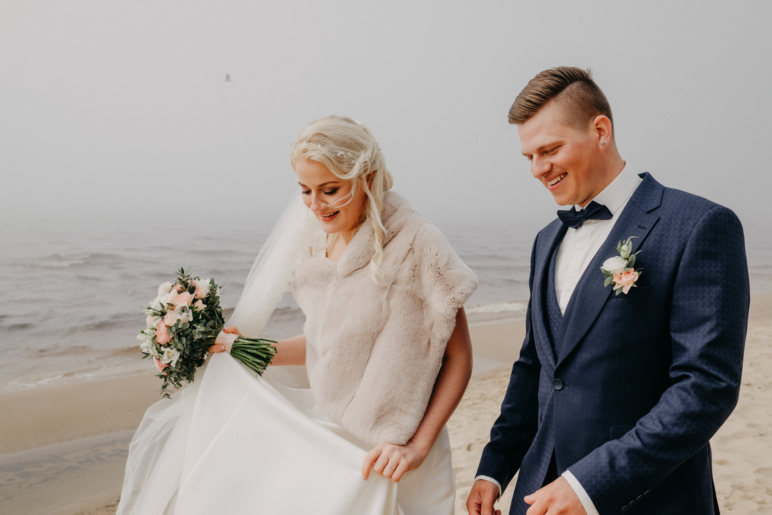 Aiga + Juris / 2021 Kāzu fotosesija pie jūras Carnikavā. Kāzu × Ģimenes notikumu fotografs Edgars Kalniņš