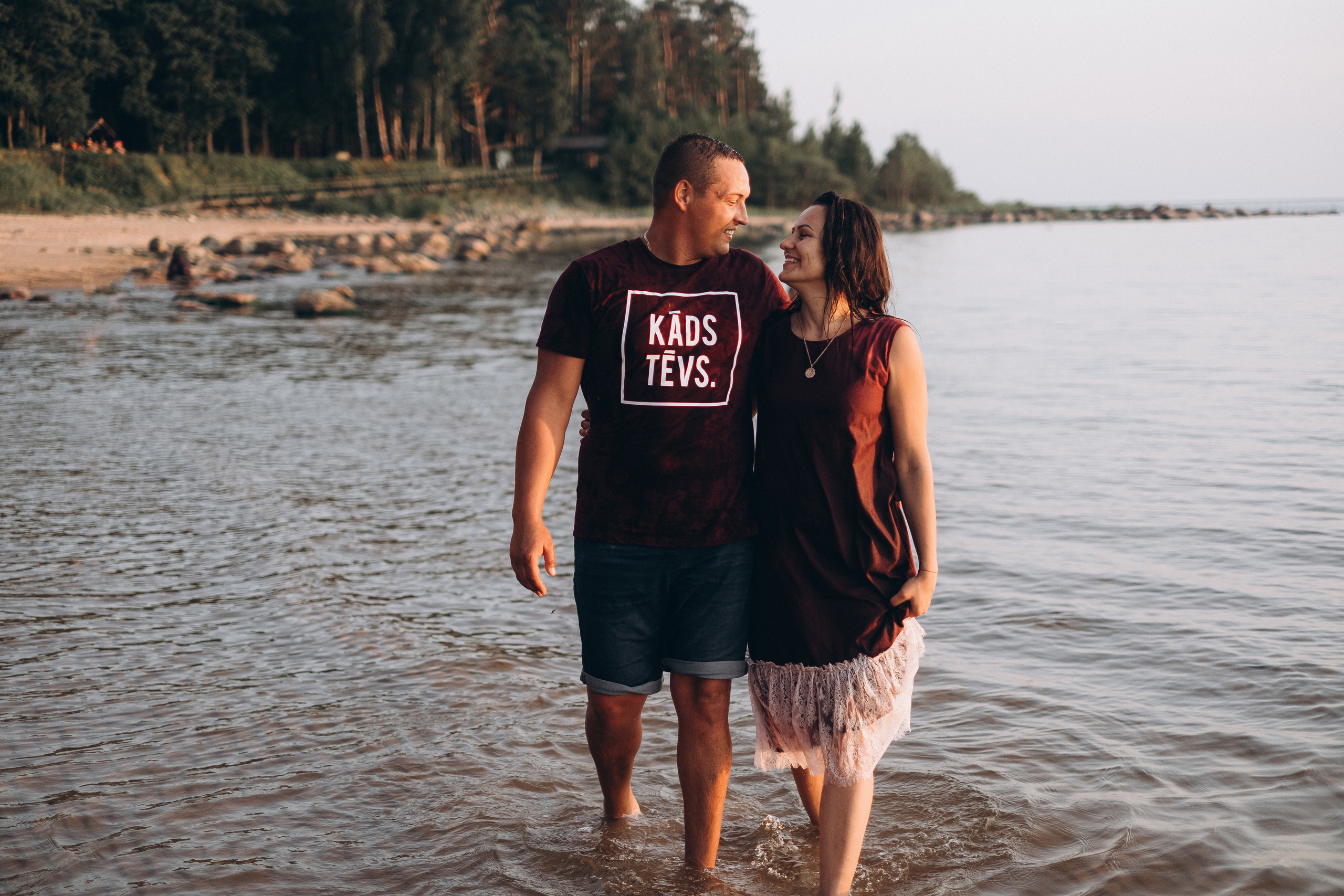 Ģimenes fotosesija Veczemju klintīs. Kāzu × Ģimenes notikumu fotografs Edgars Kalniņš