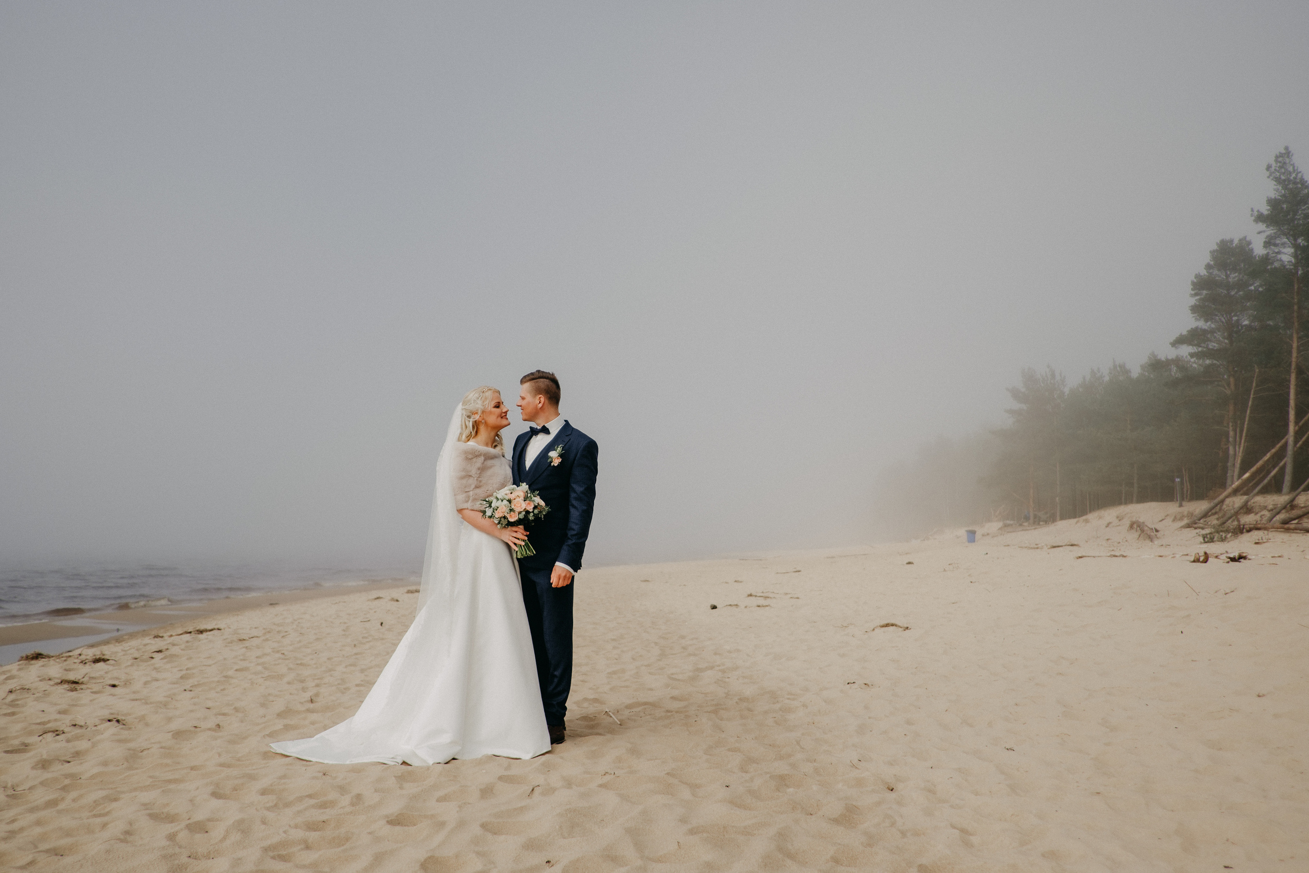 Aiga + Juris / 2021 Kāzu fotosesija pie jūras Carnikavā. Kāzu × Ģimenes notikumu fotografs Edgars Kalniņš