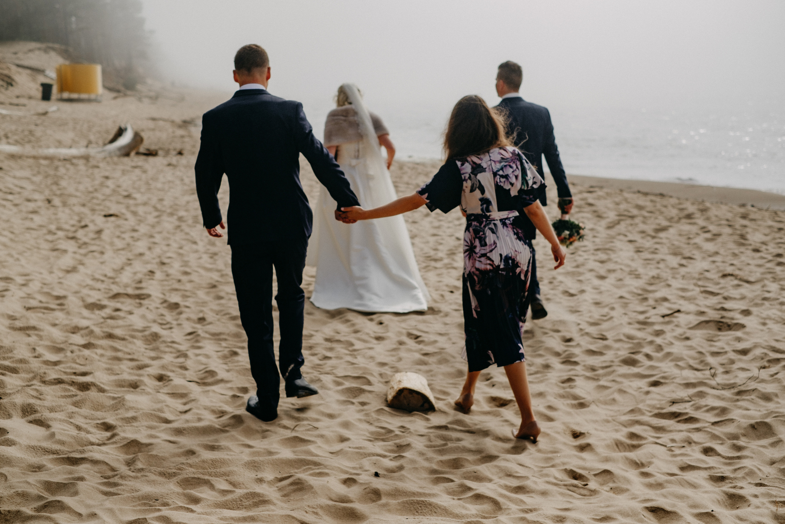 Aiga + Juris / 2021 Kāzu fotosesija pie jūras Carnikavā. Kāzu × Ģimenes notikumu fotografs Edgars Kalniņš