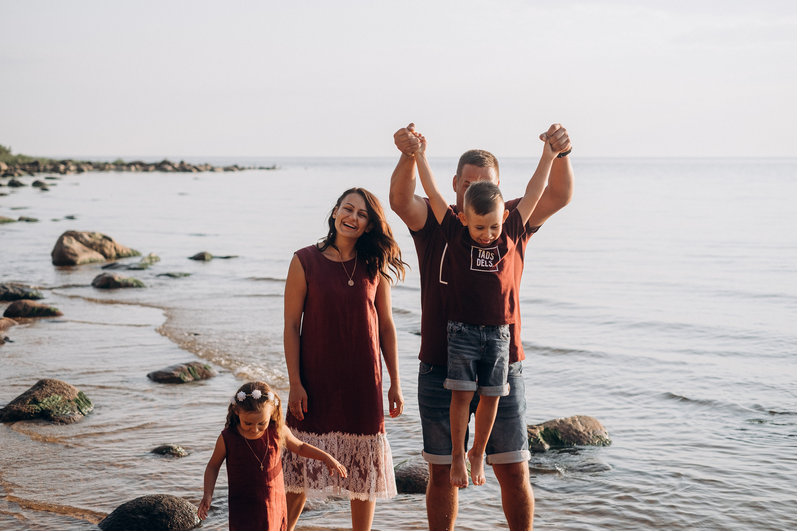 Ģimenes fotosesija Veczemju klintīs. Kāzu × Ģimenes notikumu fotografs Edgars Kalniņš