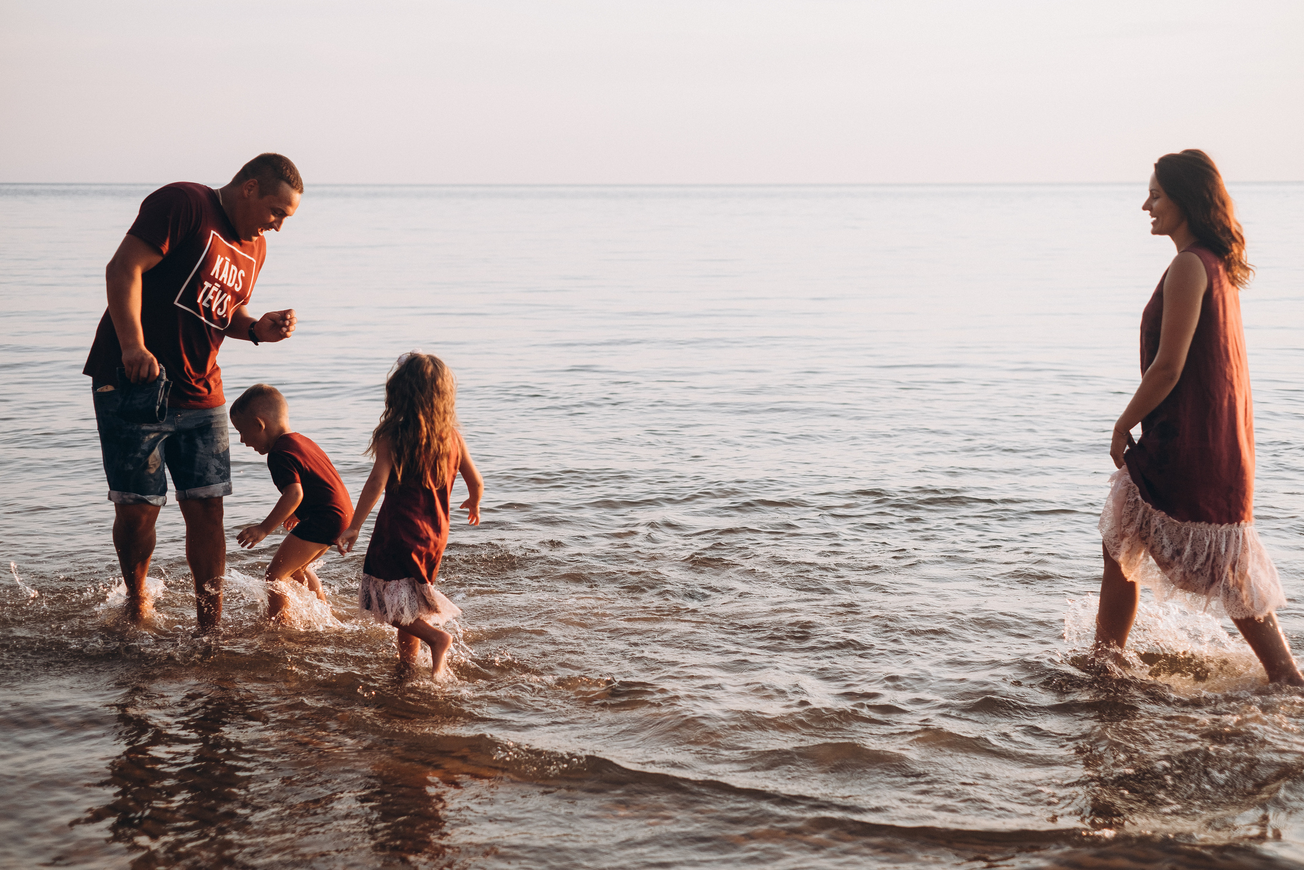 Ģimenes fotosesija Veczemju klintīs. Kāzu × Ģimenes notikumu fotografs Edgars Kalniņš