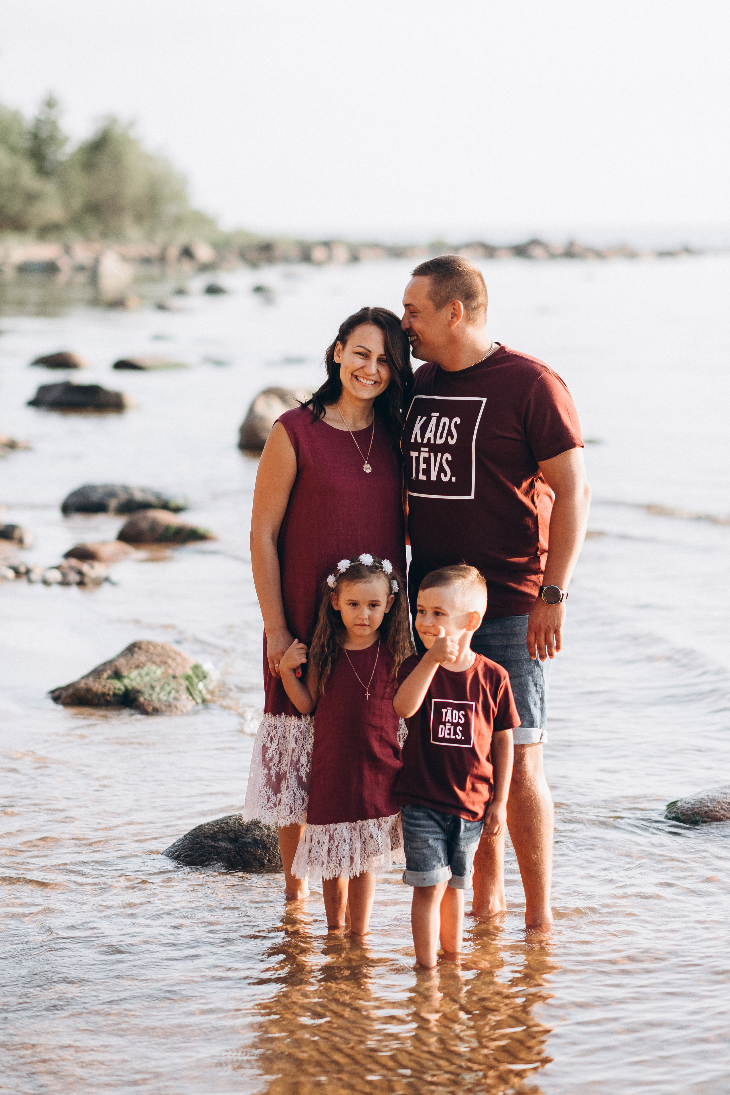 Emociju foto, skaista ģimene ar dvīņu bērniem.