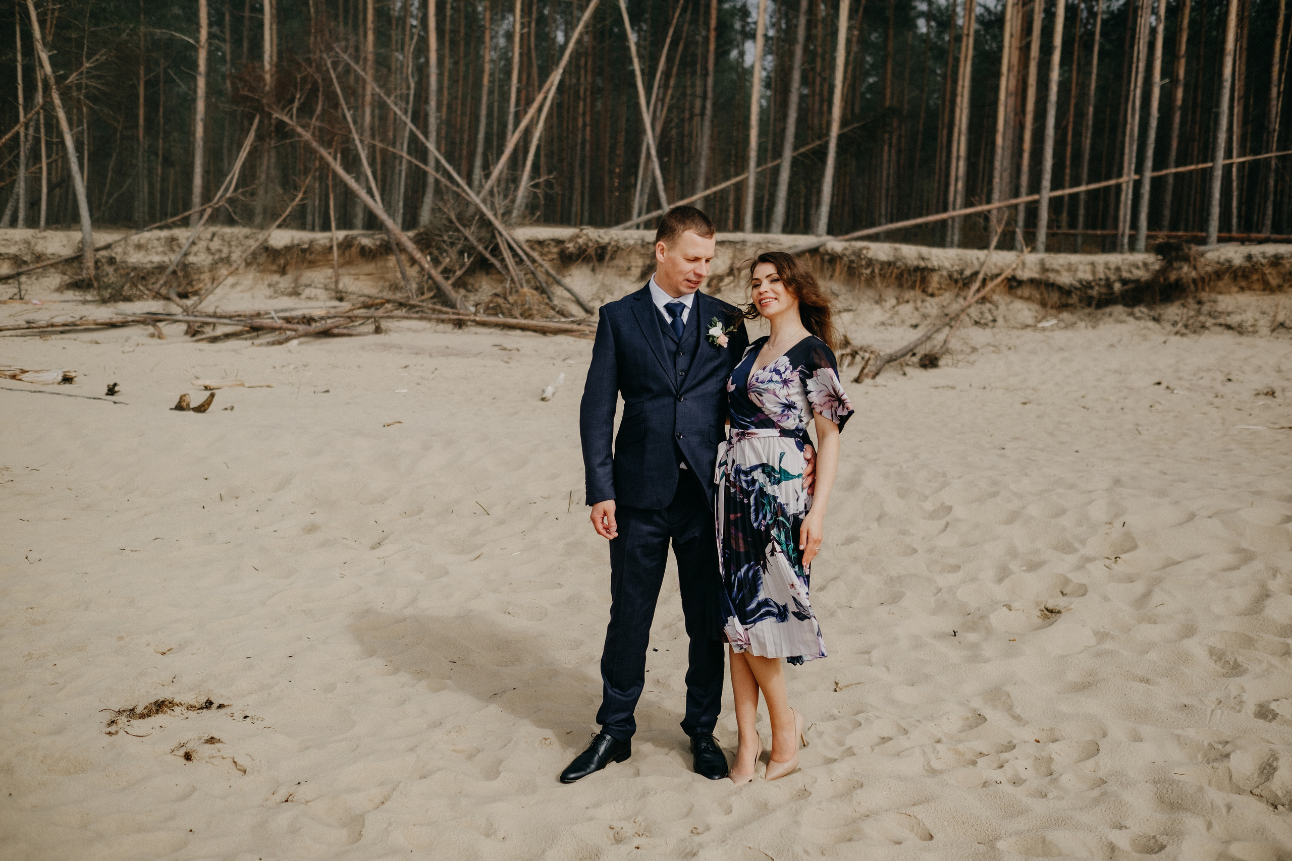 Aiga + Juris / 2021 Kāzu fotosesija pie jūras Carnikavā. Kāzu × Ģimenes notikumu fotografs Edgars Kalniņš