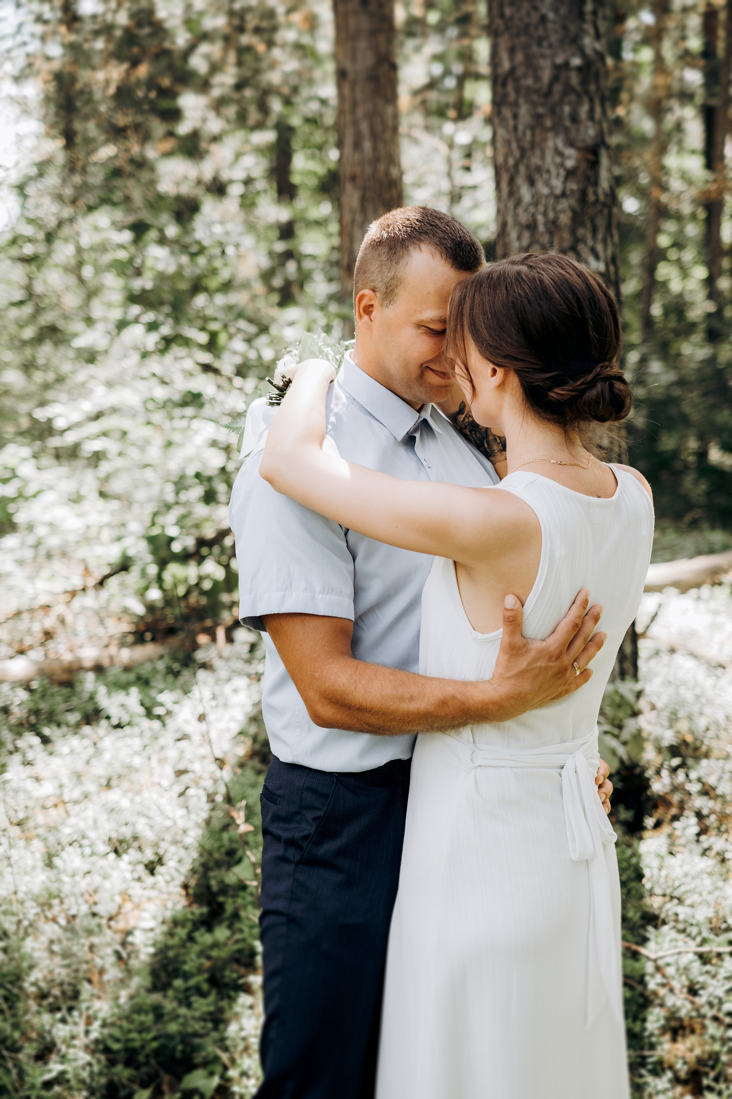 Viktorija + Artūrs | Kāzu fotosesija mežā. Kāzu × Ģimenes notikumu fotografs Edgars Kalniņš