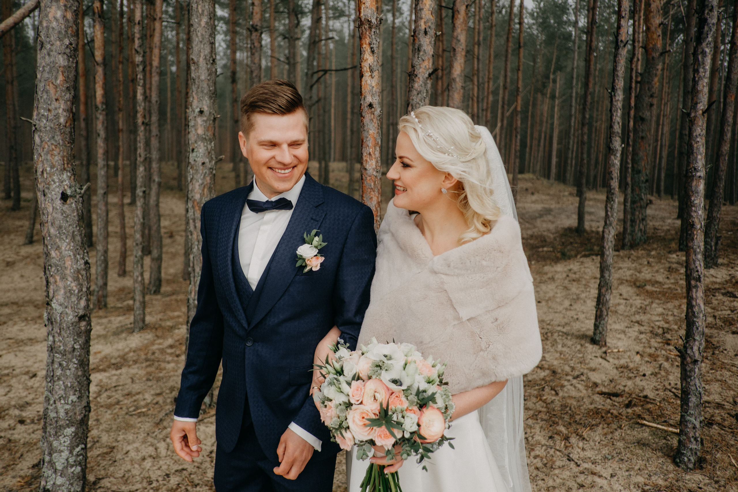 Aiga + Juris / 2021 Kāzu fotosesija pie jūras Carnikavā. Kāzu × Ģimenes notikumu fotografs Edgars Kalniņš